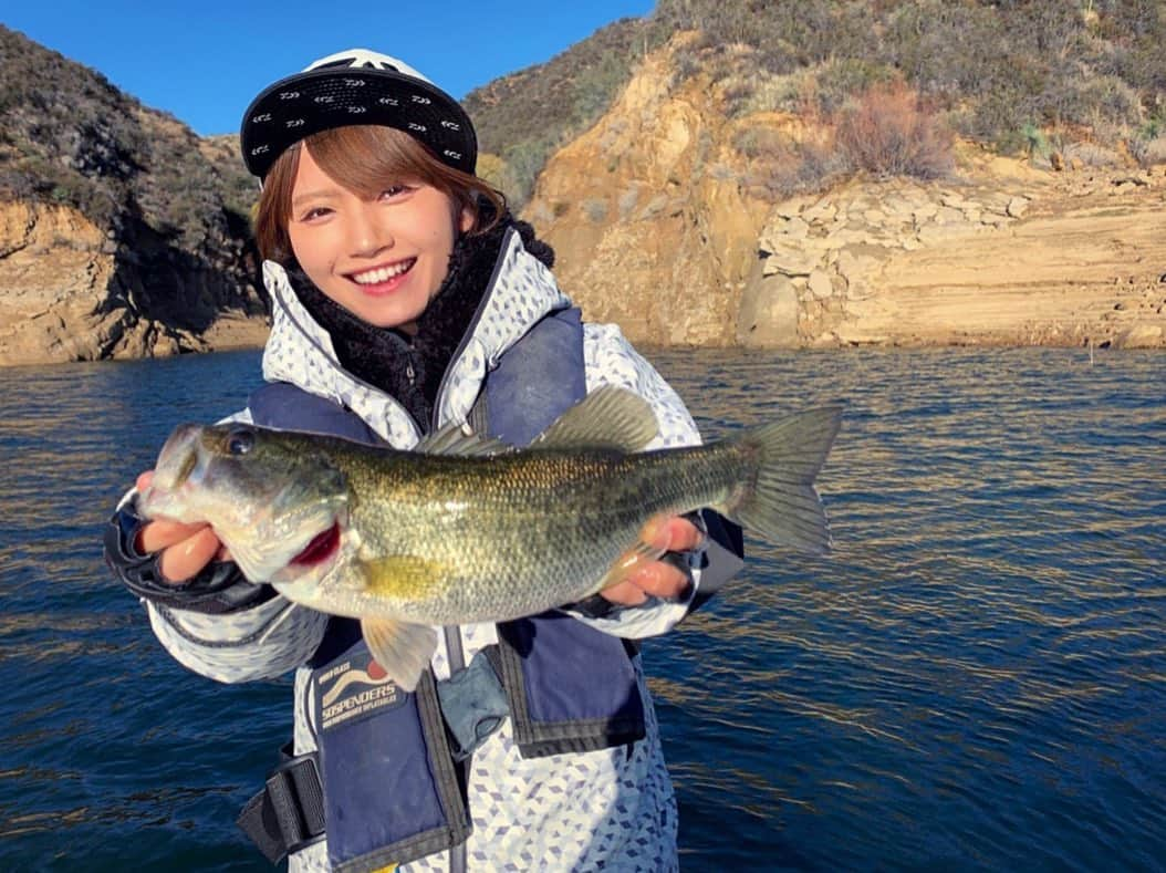 秋丸美帆さんのインスタグラム写真 - (秋丸美帆Instagram)「今年も大変お世話になりました(^O^) 2019年の釣り納めは、カリフォルニアでのバスフィッシングでした😊釣り始めもバスだったので、バスに始まりバスに終わった一年でした⭐️皆様、良いお年をお迎えください😌 . #california #lake #blackbass #blackbassfishing #fishing #trip #travel #america #la #釣り #バス釣り #釣り納め #バスフィッシング #カリフォルニア #旅行 #旅 #年末のご挨拶」12月31日 11時54分 - mippy34