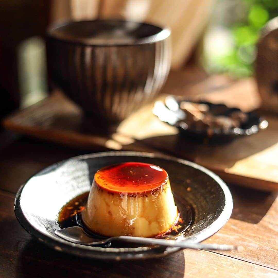 きょん。さんのインスタグラム写真 - (きょん。Instagram)「. .  喫茶ミンカ @kissa_minka  忙しさなき街・鎌倉の 忙しさなき喫茶店で過ごす 忙しさなき喫茶時間。  いつまでも ボンヤリと眺めていたくなる 艶やかプリンは、 いつまでも 食べていたいなと思えるほど、 喫茶店らしい しっかりものプリンでした🍮  #喫茶ミンカ #kamakura#sweets」12月31日 11時56分 - kyon_tokiiro