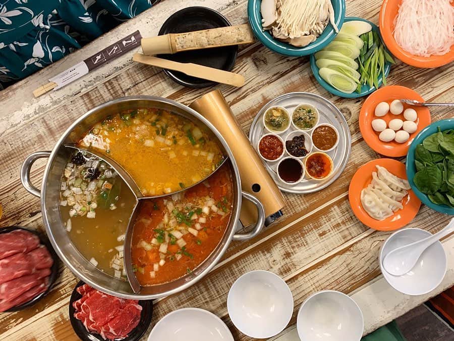 小山愛理さんのインスタグラム写真 - (小山愛理Instagram)「. ハワイで鍋が食べられるとは😂✨ スープやつけダレも種類が豊富でとても迷いました 具材も店内の冷蔵庫からたくさん選んで、こんな感じです。 食べすぎましたね😂 いつも２人でいると食べる量に驚かれます（笑） 最後にサービスで出してくれる台湾かき氷も美味しかったです✨ . #hawaii#honolulu#oahu#waikiki#hawaiistagram#aloha#hawaiitrip#hawaiivacation#ハワイ#ハワイ旅行#ハワイグルメ」12月31日 12時08分 - koyama_airi