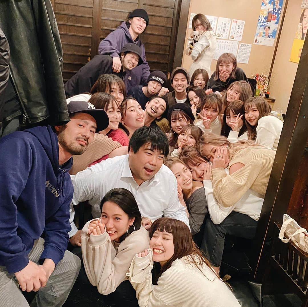 難波礼華のインスタグラム：「2019年もたくさんのお客様にご来店頂きありがとうございました❤️ ASOBI LIFE 株式会社 @homeharajuku  @homefukuoka  @l_by_home  @carbon_tokyo  @carbon_coffee  いつも来てくれているお客様と たくさん頑張ってくれてるスタッフに大感謝🥰 来年もより良い年になりますよーに🙏 皆さまよろしくお願いします❤️❤️❤️ （この写真のわたしまゆ毛がタレ過ぎてて驚いてる）」