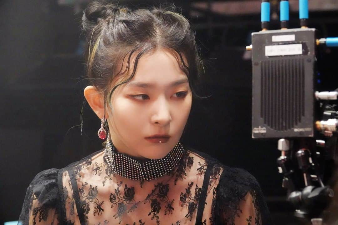 Red Velvetさんのインスタグラム写真 - (Red VelvetInstagram)「#SEULGI 그냥 내가 너무 좋아해💛: #Psycho MV Behind Photos  _ #슬기 @hi_sseulgi #RedVelvet #레드벨벳 #RVF #TheReVeFestivalFinale #FinaleWithPsycho」12月31日 12時01分 - redvelvet.smtown