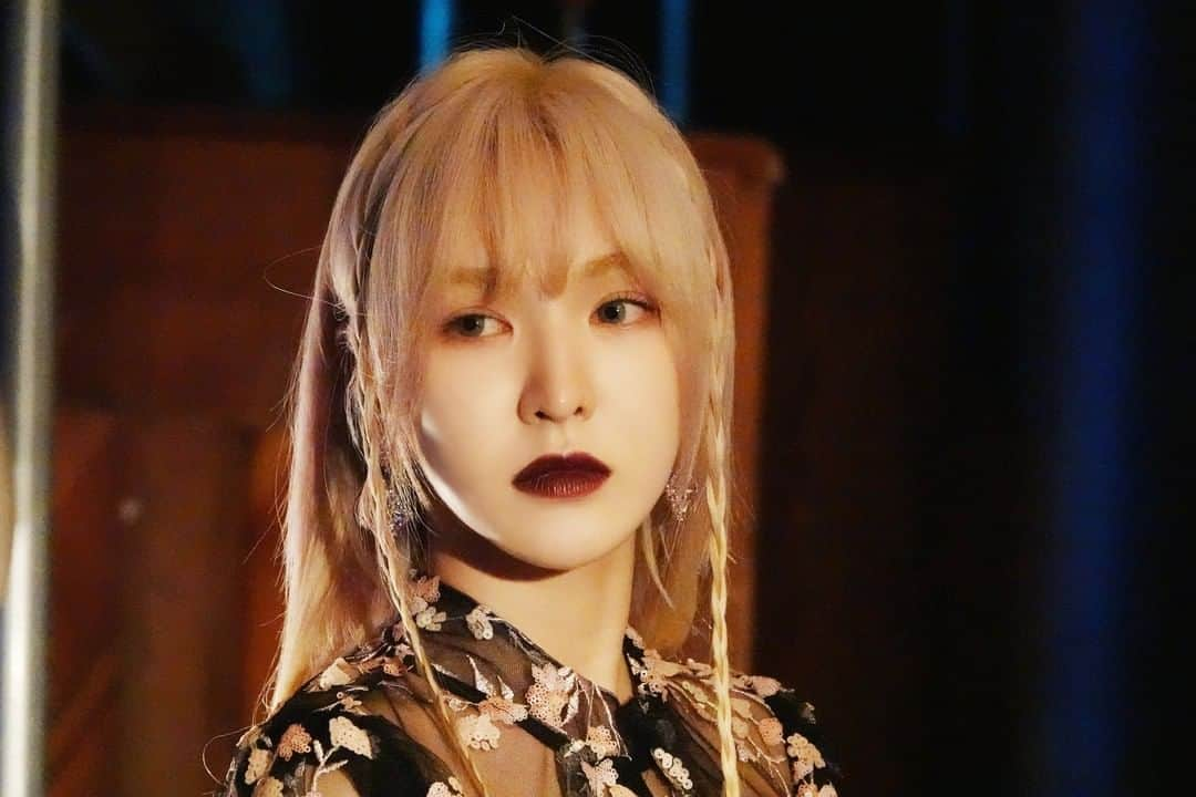 Red Velvetさんのインスタグラム写真 - (Red VelvetInstagram)「#WENDY 그냥 내가 너무 좋아해💙: #Psycho MV Behind Photos _ #웬디 @todayis_wendy #RedVelvet #레드벨벳 #RVF #TheReVeFestivalFinale #FinaleWithPsycho」12月31日 12時02分 - redvelvet.smtown