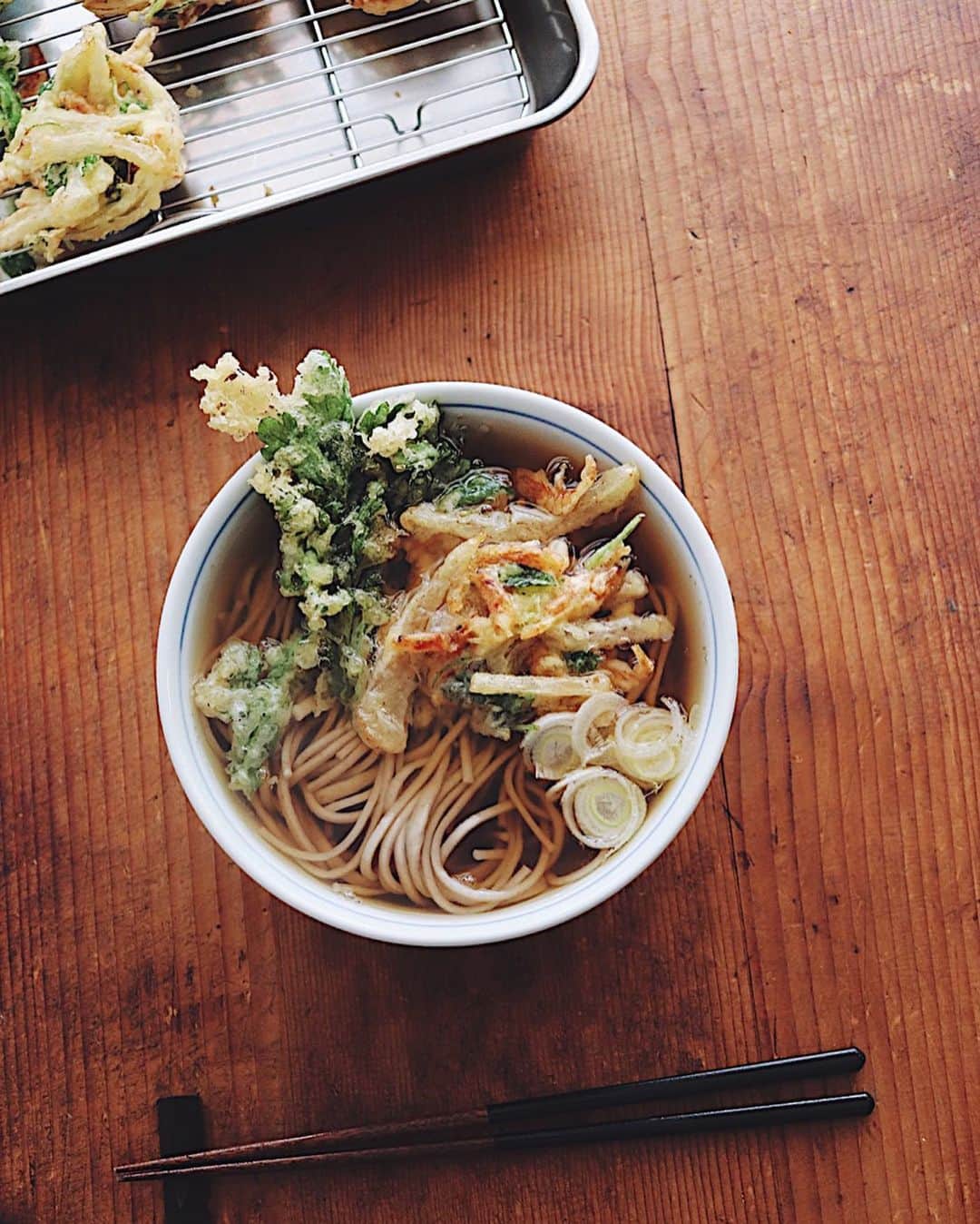 樋口正樹さんのインスタグラム写真 - (樋口正樹Instagram)「Toshikoshi soba . お昼に年越しの 天ぷら蕎麦の温。 春菊の天ぷらと、 桜海老、三つ葉 玉葱のかき揚げ、 鰹と椎茸の出汁。 . . #年越し蕎麦 #年越しそば #樋口さんちで麺類 #sobanoodles #tempurasoba #toshikoshisoba #japanesefood」12月31日 12時03分 - higuccini