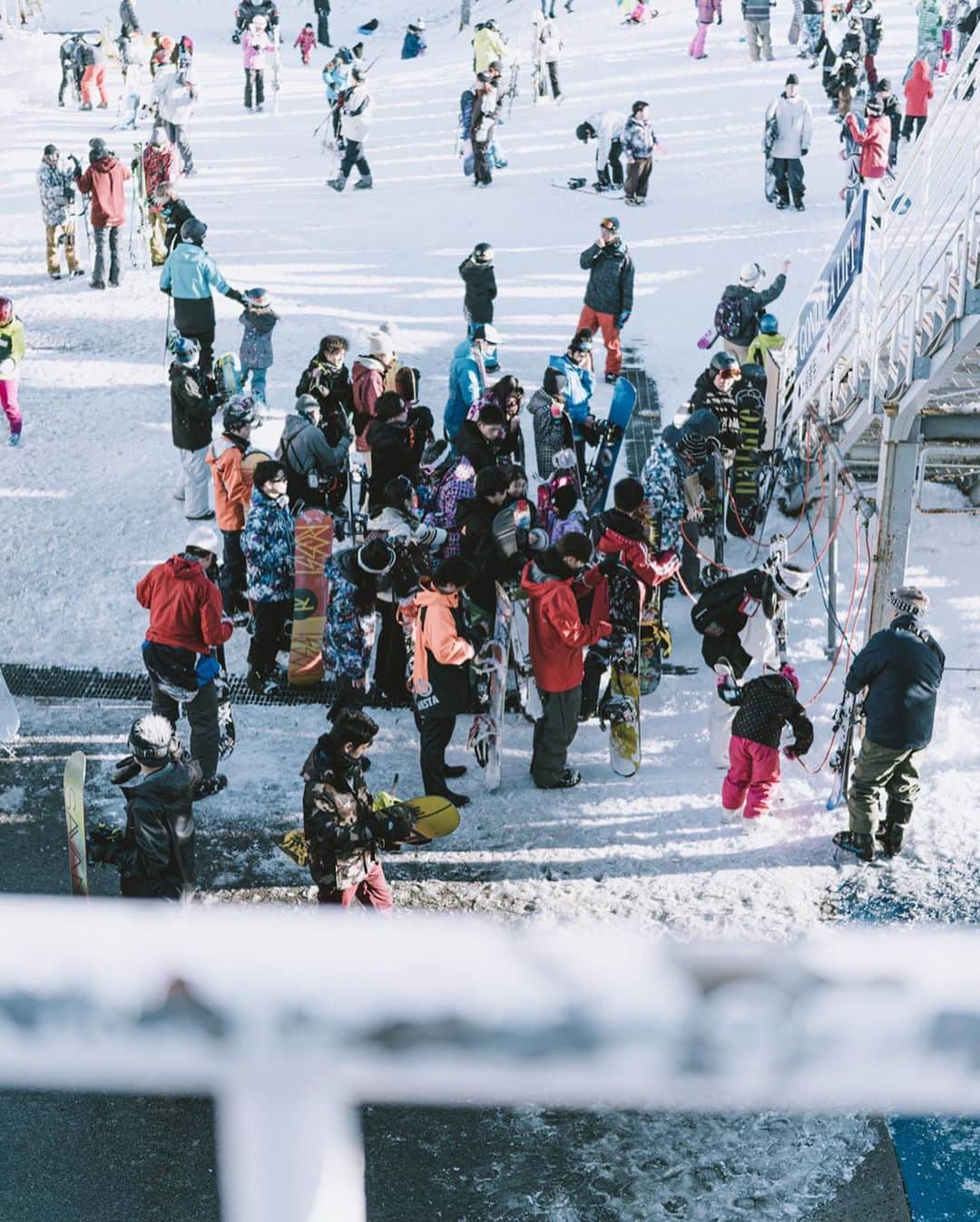 市川渚さんのインスタグラム写真 - (市川渚Instagram)「Winter mountain scenery🏔﻿☃️ ﻿ ﻿ ﻿ ﻿ ハンタマのゴンドラで明神岳の山頂まで。ハンタマのゴンドラ、実は冬も（スキーやスノボ履いてなくても）往復1500円で乗れるということを知った💡流石に展望台は閉鎖されていたけれど、山々に沈む夕陽を眺められる。お天気良くて最高でした。﻿ ﻿ ﻿ ﻿ #sigmafp#sigmaglobalvision#sigma#sigma45mm#sigma45mmf28contemporary #sigma1424mmart#﻿wintermountain#sunset #naturephotography #woods #beautifuldestinations #travelphotography #winteriscoming #mountains #snowphotography #wintermountain #snowing #雪景色 #nagikotrip #huntermountain #ハンタマ #那須塩原 #栃木 #discovertochigi」12月31日 12時03分 - nagiko