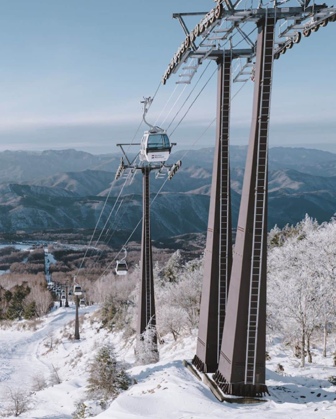 市川渚さんのインスタグラム写真 - (市川渚Instagram)「Winter mountain scenery🏔﻿☃️ ﻿ ﻿ ﻿ ﻿ ハンタマのゴンドラで明神岳の山頂まで。ハンタマのゴンドラ、実は冬も（スキーやスノボ履いてなくても）往復1500円で乗れるということを知った💡流石に展望台は閉鎖されていたけれど、山々に沈む夕陽を眺められる。お天気良くて最高でした。﻿ ﻿ ﻿ ﻿ #sigmafp#sigmaglobalvision#sigma#sigma45mm#sigma45mmf28contemporary #sigma1424mmart#﻿wintermountain#sunset #naturephotography #woods #beautifuldestinations #travelphotography #winteriscoming #mountains #snowphotography #wintermountain #snowing #雪景色 #nagikotrip #huntermountain #ハンタマ #那須塩原 #栃木 #discovertochigi」12月31日 12時03分 - nagiko