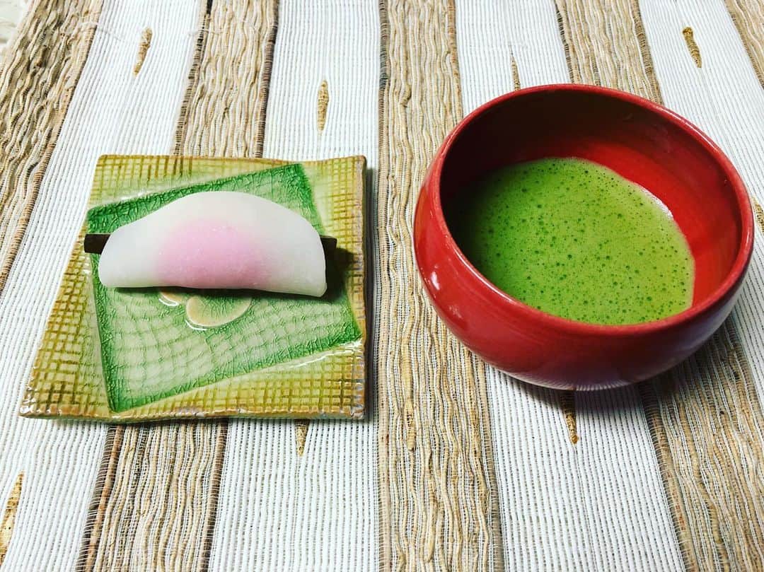 南早苗のインスタグラム：「今日無事に今年の仕事納めをいたしました。 今年一年ありがとうございました😊 「袖振り合うも多生の縁」 来年もどうぞよろしくお願いいたします！ 皆様、良い年をお迎えください☺️ #令和元年 #大晦日 #抹茶 #フライングで #花びら餅 #福梅 #水本 #茶道 #和菓子 #ラジオ #エフエム石川 #FlyinPop #一期一会」