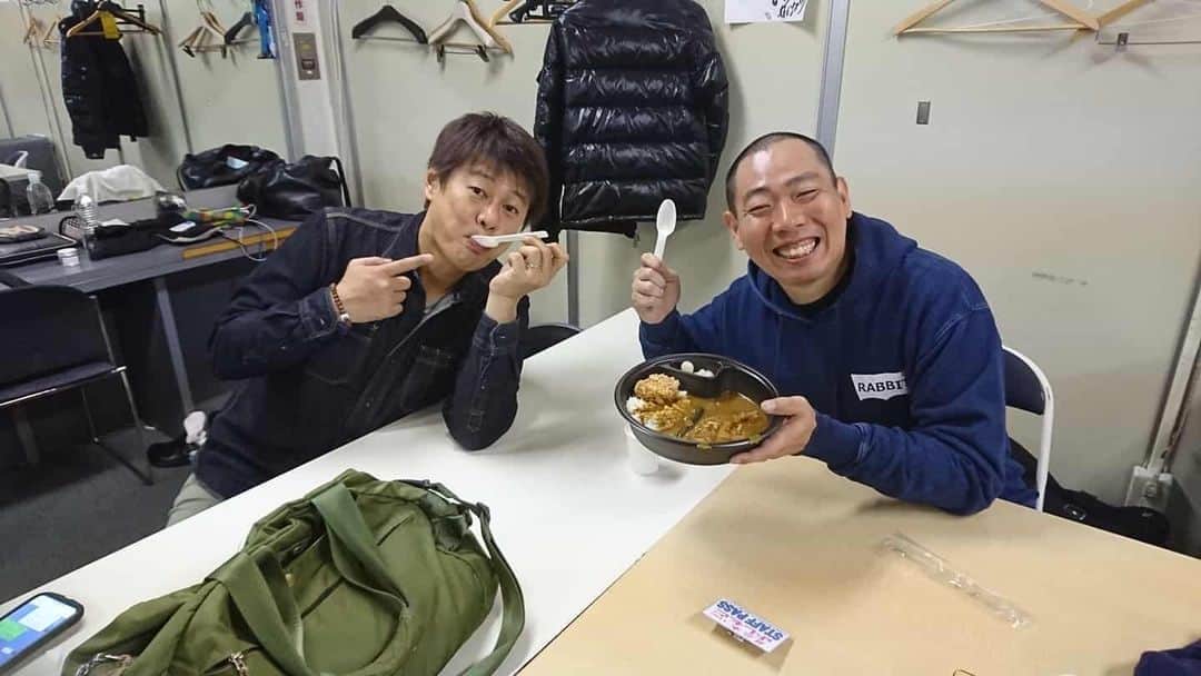 のインスタグラム：「ルミネ劇場で今年の仕事納め♪今日は大晦日でカレーやおせち料理や沖縄おでんなどが楽屋にありました♪ありがたい！  みなさん今年もお世話になりましたm(__)m  来年もよろしくお願いします(^-^) #大晦日 #ルミネtheよしもと #劇場 #ルミネ劇場 #カレー #おせち料理 #沖縄おでん #ケータリング #会社 から#差し入れ #吉本興業 #レギュラー松本 #あるある探検隊 #野生爆弾 #ろっしー さん」