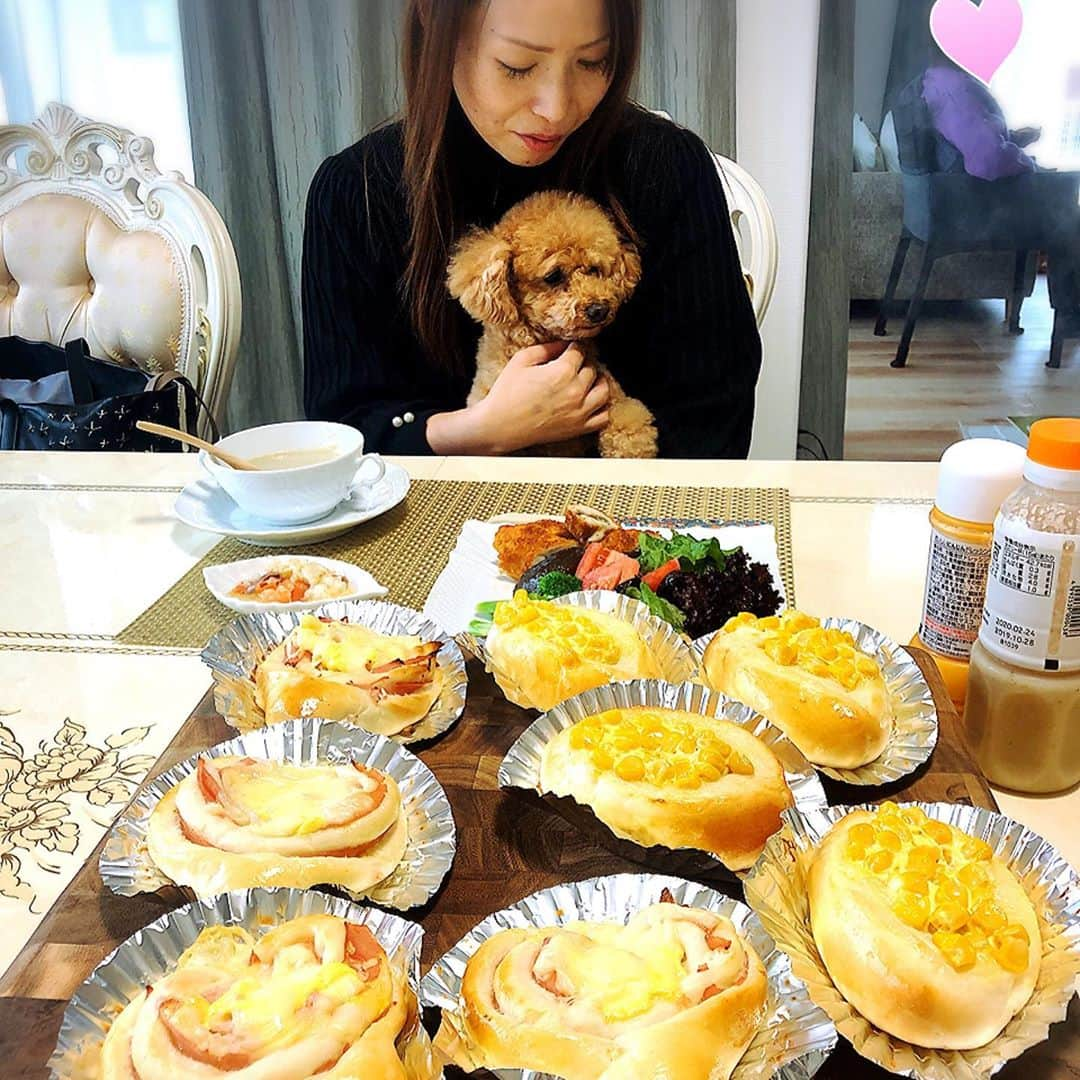 宮崎宣子さんのインスタグラム写真 - (宮崎宣子Instagram)「真理ちゃん、宮崎の実家に遊びに来てくれました🥰  退院おめでとう❣️ そして、おかえりー✨✨✨ 1番に出迎えたのはアロハ🐶 本当に真理ちゃん大好きで、 べったりんこ🐶🐶🐶 真理ちゃんが、お見舞いの御礼にEMARA カラーに似てるティファニーのマグカップをプレゼント🎁してくれました❣️ 勝手に、 ティファニーブルー✨ に対して、 EMARA グリーン✨✨ と名付けている定番カラー  これから、ティファニーもEMARA だと思って、これをきっかけに集めようと思いました🥰❤️❤️ 真理ちゃんといると、時間の流れが早過ぎる…  色々と助けてもらったり、 恩返ししなきゃいけないのは私の方なのに…💦 来年もたくさん、プライベートもお仕事もご一緒できますように💕  ママがパン焼いてくれました🙏  #miyazakifriends  #真理ちゃんおかえり  #宮崎出身 #宮崎仲間 #仕事も優秀 #尊敬と信頼できる仲間  #身体には気をつけてね #犬好き #アロハは真理ちゃんがお好き #宮崎市大使の真理ちゃん #宮崎に貢献しまくり #私も見習います #また東京で会おうね」12月31日 12時13分 - miyazaki_nobuko