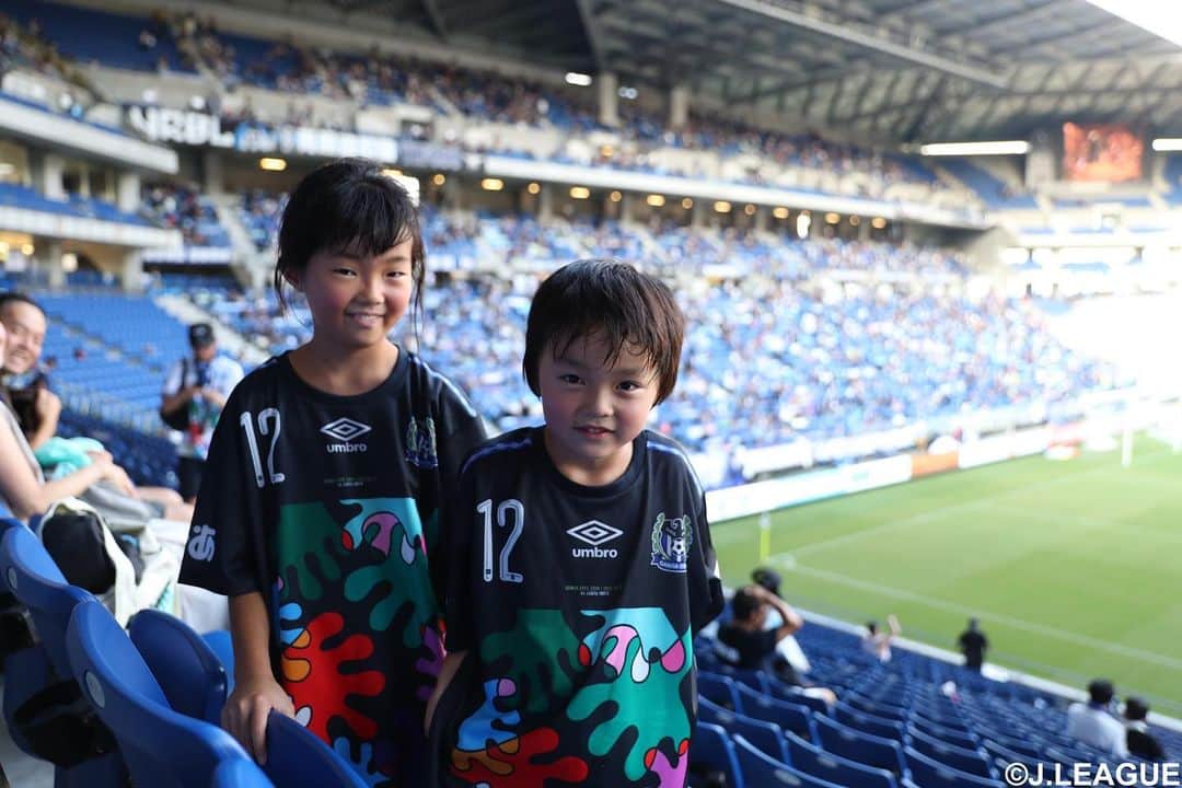 ガンバ大阪さんのインスタグラム写真 - (ガンバ大阪Instagram)「﻿ ＼🗣ガンバ的2019年5️⃣大ニュース／﻿ ﻿ その5️⃣﻿ ﻿ クラブ歴代最多平均入場者数を達成✨﻿ ﻿ 8/18磐田戦 #GAMBAEXPO では﻿ #パナスタ 史上最多入場者数となる﻿ 37,334人を記録するなど、﻿ 入場者数が3万人を超える試合も6試合を数え、﻿ たくさんの方々にスタジアムへご来場いただいた﻿ 1年となりました😁﻿ ﻿ みなさんにとって2019年はどんな1年でしたか❓﻿ ぜひ、コメント欄で教えてください💬﻿ ﻿ 2020シーズンも笑顔が溢れるスタジアム﻿ #パナスタ でお会いしましょう👋😊﻿ ﻿ それでは皆様、良いお年を🙌﻿ ﻿ #ありがとう #感謝 #thankyou ﻿ #2019 #大晦日 ﻿ #今年もありがとうございました ﻿ #笑顔 #smile #kids #子ども ﻿ #ガンバサポーター #世界一 ﻿ #コメントお待ちしてます ﻿ #GAMBAISM #ガンバ大阪 ﻿ #GAMBAOSAKA #ガンバ写真部 ﻿ #jリーグ #jleague #サッカー ﻿ #パナソニックスタジアム吹田 ﻿ #パナスタ #万博記念公園」12月31日 12時21分 - gambaosaka_official
