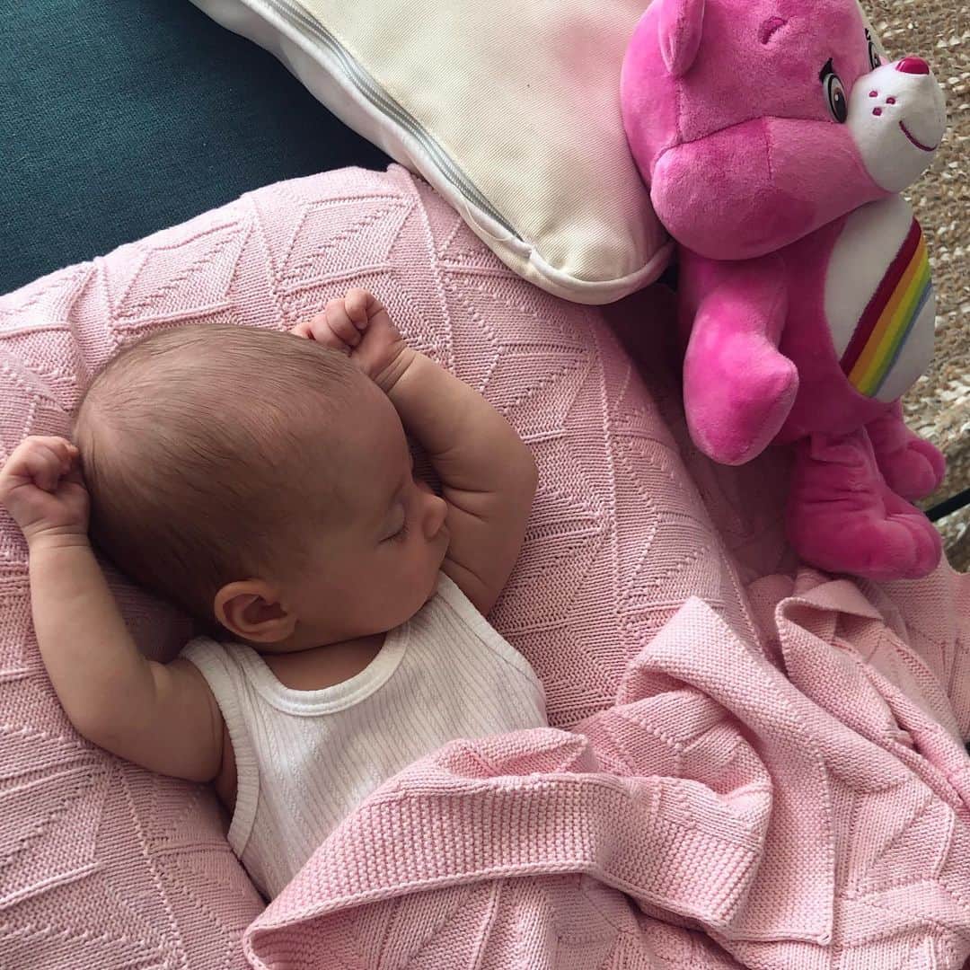 ジェニファー・ホーキンスのインスタグラム：「NYE here we come! ☺️🎉💤 #napping」