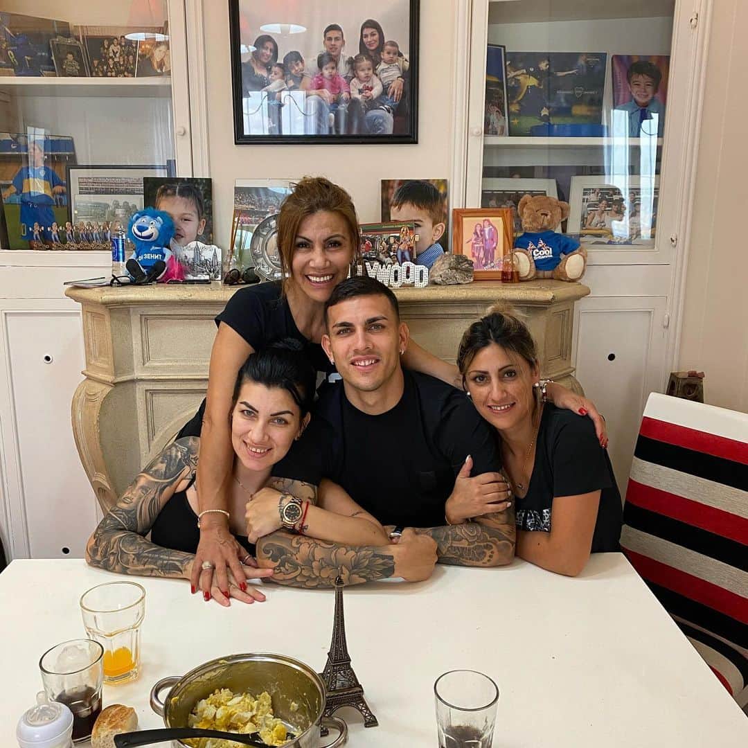 レアンドロ・ダニエル・パレデスのインスタグラム：「Son mi vida ❤️」