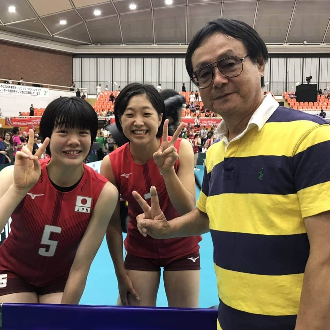 長内美和子のインスタグラム：「.  2019年ありがとうございました☆!! たくさんの経験とたくさんの方に出会い ほんとに刺激的な良い１年でした☺️ 改めて、 たくさんの方々に支えてもらってることを知り、 感謝の気持ちでいっぱいです🙏🏻💓 これからも向上心を常にもち、 強くなる為に日々頑張ります💪💨 . まずは年明けのチャレンジ4に向けて チーム一丸となって戦います🐰💙 応援よろしくお願いします📣 . 2020年もよろしくお願いします🙌🏻 皆さん、良いお年を🌠 . #火の鳥nippon #日立リヴァーレ #vリーグ  #vリーグはバレーだよ #感謝」