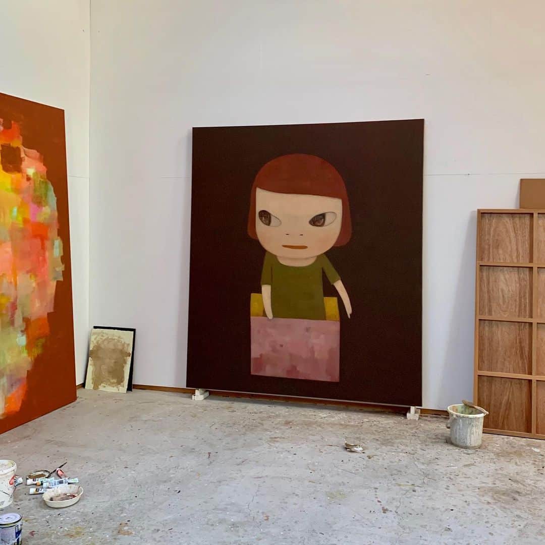 奈良美智のインスタグラム：「my last painting in 2019. it looks like my early’00’s style. but colors are different. it’s difficult to see on iPhone photo.」