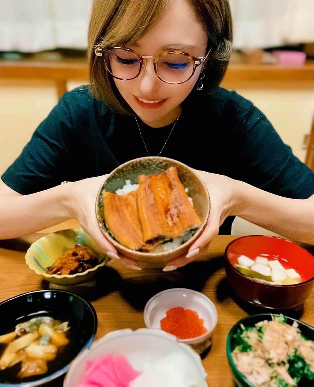 サキ吉さんのインスタグラム写真 - (サキ吉Instagram)「うなぎ王子から鰻を頂いたので 実家でみんなで食べました☺️💞 ふわふわで美味しかった🥺 ． ありがとううなぎ王子🙏🏻🙏🏻🙏🏻 @hirosta92 ． #年末 #師走 #おうちごはん #晩ご飯 #実家 #鰻 #鰻丼 #うな丼」12月31日 12時33分 - sakikichi1201