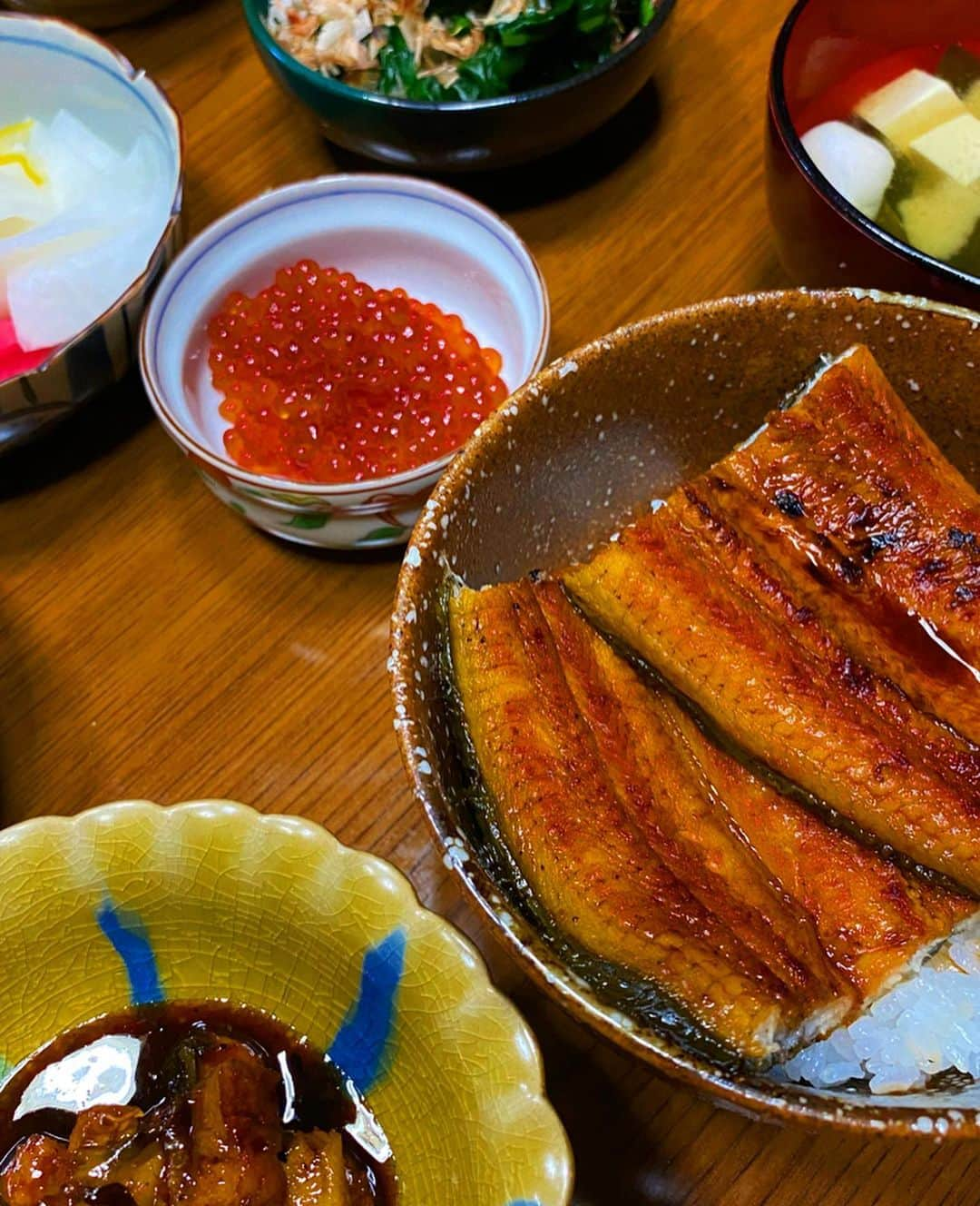 サキ吉さんのインスタグラム写真 - (サキ吉Instagram)「うなぎ王子から鰻を頂いたので 実家でみんなで食べました☺️💞 ふわふわで美味しかった🥺 ． ありがとううなぎ王子🙏🏻🙏🏻🙏🏻 @hirosta92 ． #年末 #師走 #おうちごはん #晩ご飯 #実家 #鰻 #鰻丼 #うな丼」12月31日 12時33分 - sakikichi1201