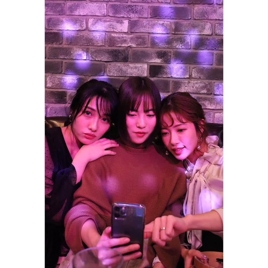 今野杏南さんのインスタグラム写真 - (今野杏南Instagram)「* 事務所の忘年会💓💓 一次会では、所属者のみんなが色々出し物をしたり、今年1年みんなが頑張った成果を見たり👏🏻🍃 二次会ではカラオケ大会🥰🥰 ほろ酔いになりながら、くみちゃん達と、楽しかった🤣💕 とても充実していた2019年、事務所の社長さんをはじめ、マネージャーさん達にたくさん支えていただきました。毎年感謝の気持ちがどんどん大きくなっていきます。 そして、増えていく後輩たちの未来を見るのも毎年楽しみになってきてます。(年だね😂w) 1年お疲れ様でした❤️」12月31日 12時39分 - anna_konno0615