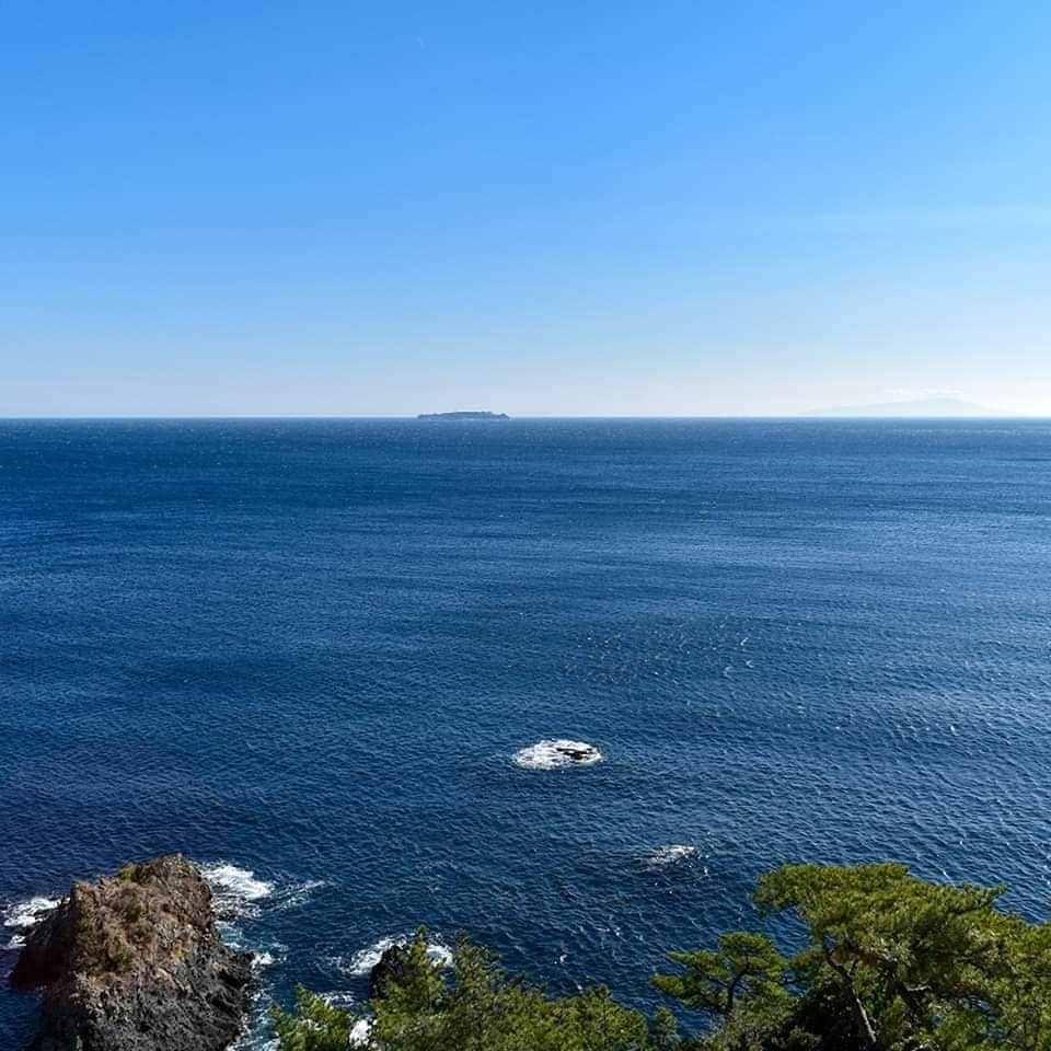 ホテルニューアカオ　熱海温泉＆リゾートのインスタグラム：「2019年もありがとうございました!! 2019年もホテルニューアカオのインスタグラムへの沢山のイイね👍やフォローしていただきありがとうございました❗ .  今日の熱海周辺は時折、強い風が吹いていますが日差しの下はとてもポカポカして暖かい陽気です。そんな太陽の下で、“あたみ桜”が開花していました。まだ一輪だけなので“開花宣言”とまではいきませんが、季節は少しずつ暖かい季節へと進んでいます。 . これからもアカオリゾート公国が革新的な物語と魅力溢れる体験を通してご家族やご友人、大切な人との思い出の場であり続けられるよう精進してまいります。  皆様にとって2020年も素敵な1年でありますように。アカオリゾート公国よりお祈り申し上げます。来年も変わらぬご愛顧のほどよろしくお願いします . 2020年1月にアカオリゾート公国では休館、休園日がございますので予めご了承ください。詳しくは下記URLよりご確認ください。 http://i-akao.com/news/detail.html?CN=283770」