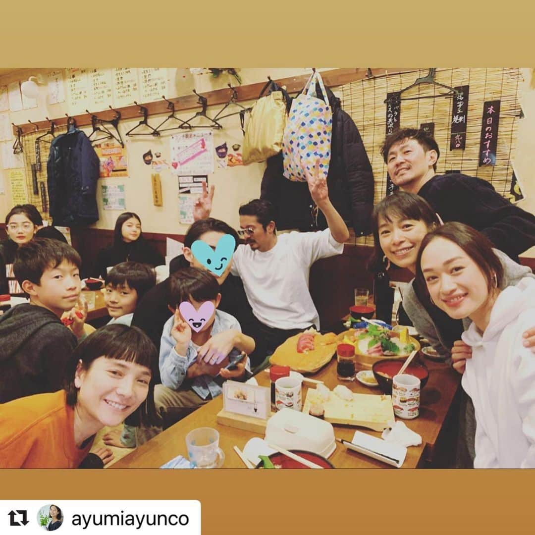 石塚啓次さんのインスタグラム写真 - (石塚啓次Instagram)「またバルセロナで！ #宵宵祇園 #yoiyoigion  #ブエナビスタデポルテ #buenavistadeporte  #バルセロナ #西班牙 #巴塞罗那 #足球 #时尚  #스페인 #바르셀로나 #패션 #축구 #hq #barcelona  #Repost @ayumiayunco with @make_repost ・・・ あきちゃんfamily バルセロナからおかえり🌈 まやちゃん家族と3家族 親子13人で集まって♪ . 今年の夏に息子と2人旅でバルセロナに行ったことは 一生の思い出になりそう💫 お世話になった石塚家のみんなに 会えてうれしいな☺️ . ママたちはついついピースを✌️😆✌️ . 2020年もpeaceいっぱいの 年となりますように💫 . . #バルセロナから #大好きfamily #石塚家参上 #うれしい再会 #また会える日を #楽しみに」12月31日 12時50分 - keijiishizuka