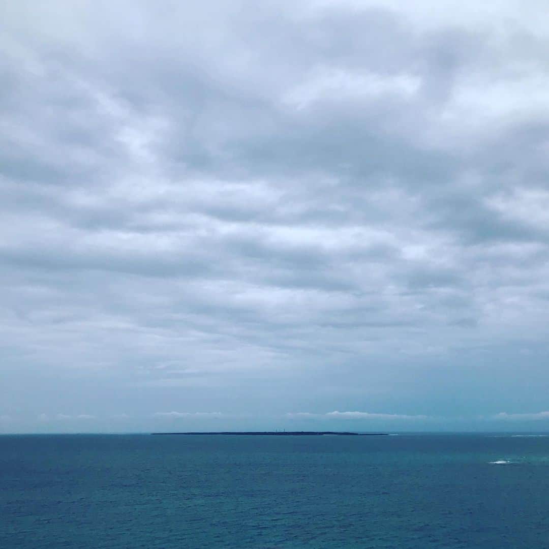 藤代冥砂さんのインスタグラム写真 - (藤代冥砂Instagram)「年の瀬に沖縄本島南部へドライブ。 行き着いた岬から見渡すと、聖地久高島が。 吸い寄せられるように辿り着いたのも縁？ まずは合掌。 みんなが幸せであります様に。 佳い年をお迎えください。  #久高島　#大晦日」12月31日 13時00分 - meisafujishiro