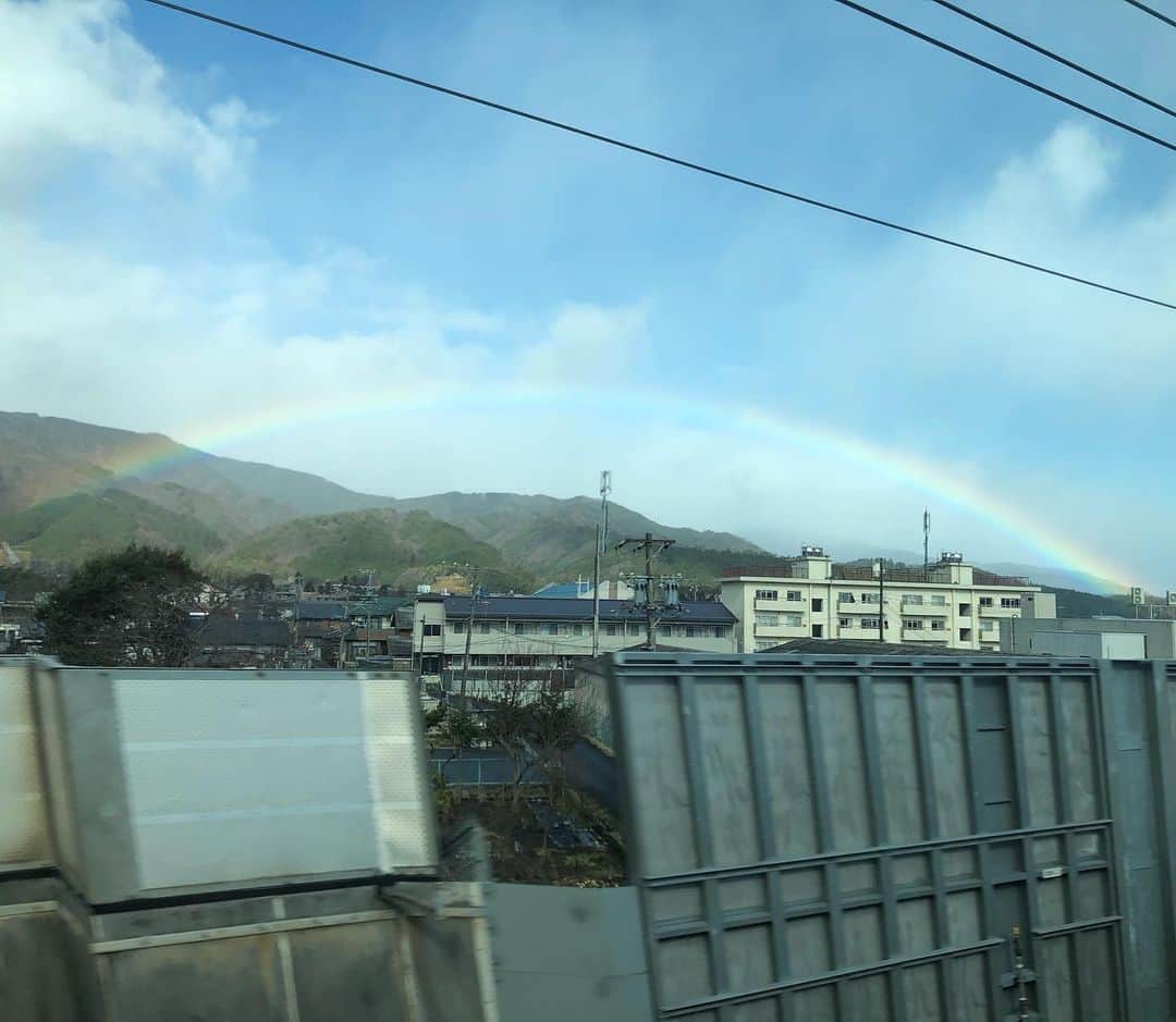 鈴木央紹のインスタグラム：「新幹線から見えた。 久しぶりに綺麗な虹を見たなー。」