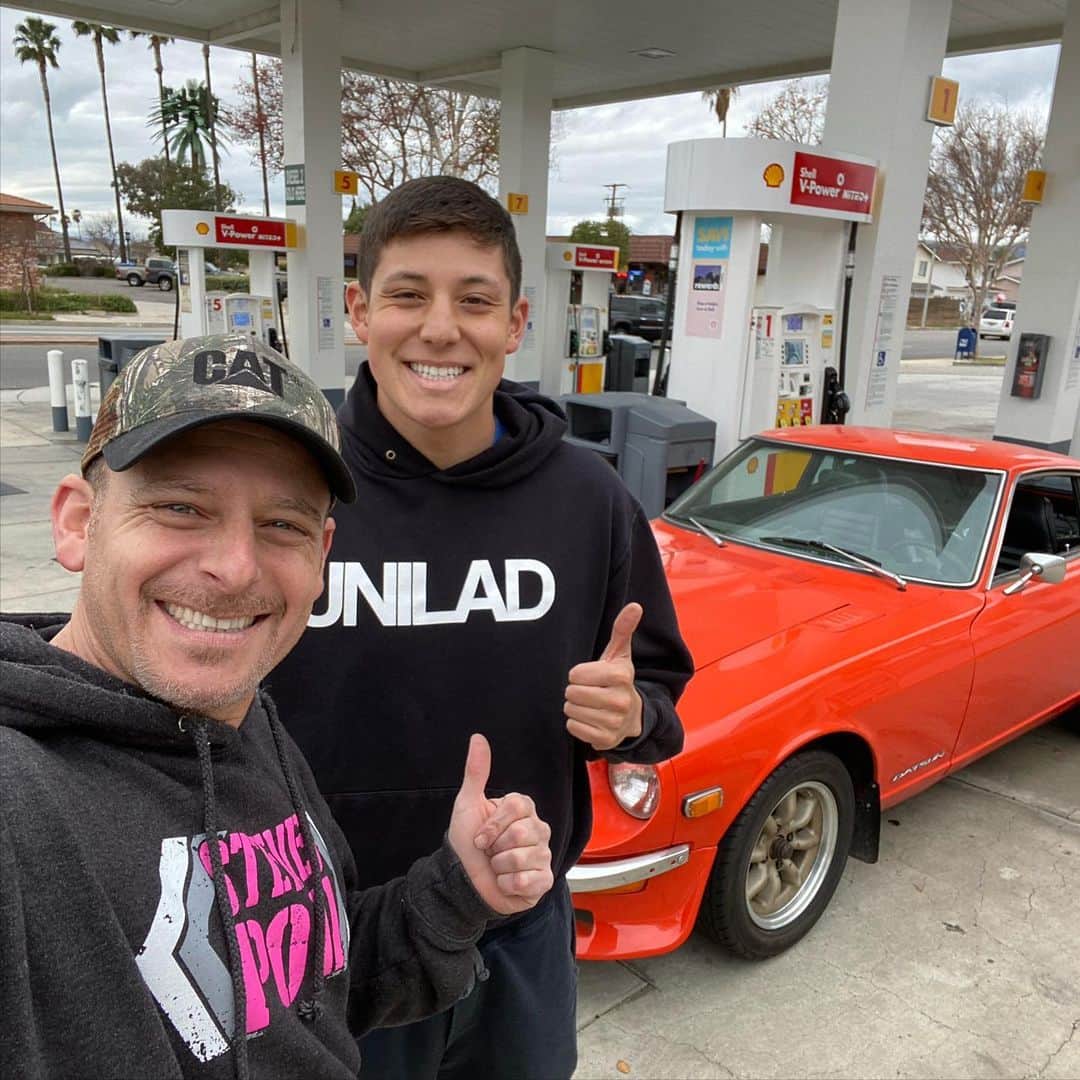 スティーブのインスタグラム：「The Kid and I are wishing you a happy and safe new year and giving you a little hint that my 240z project will go through some big changes starting early 2020!! Stay tuned!! 親子から皆さんへ、良い年をお迎えくださいね！　来年このフェアレディZを大幅に改造して行こうと考えていますのでこれからもよろしくね！」
