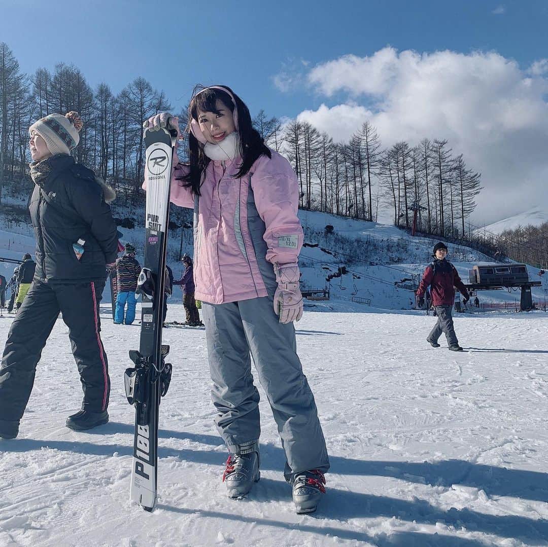 上野瑚子さんのインスタグラム写真 - (上野瑚子Instagram)「ゲレンデマジックってやつ？ 大晦日午前中は家族でスキーへ⛷ ブランク数年あったけど中級普通に滑れてよかった！笑 ・ ・ ・ #スキー #スノボ #ぜんぶ雪のせいだ #スキー場 #長野 #軽井沢 #ゲレンデマジック #ゲレンデ #雪 #冬 #snow #スキー女子 #スキーウェア #スノボ女子 #読モ #サロモ #被写体 #軽井沢スノーパーク #群馬 #ピンク #ピンク女子　#ビジョビ #vic_season」12月31日 13時26分 - koko08_xx