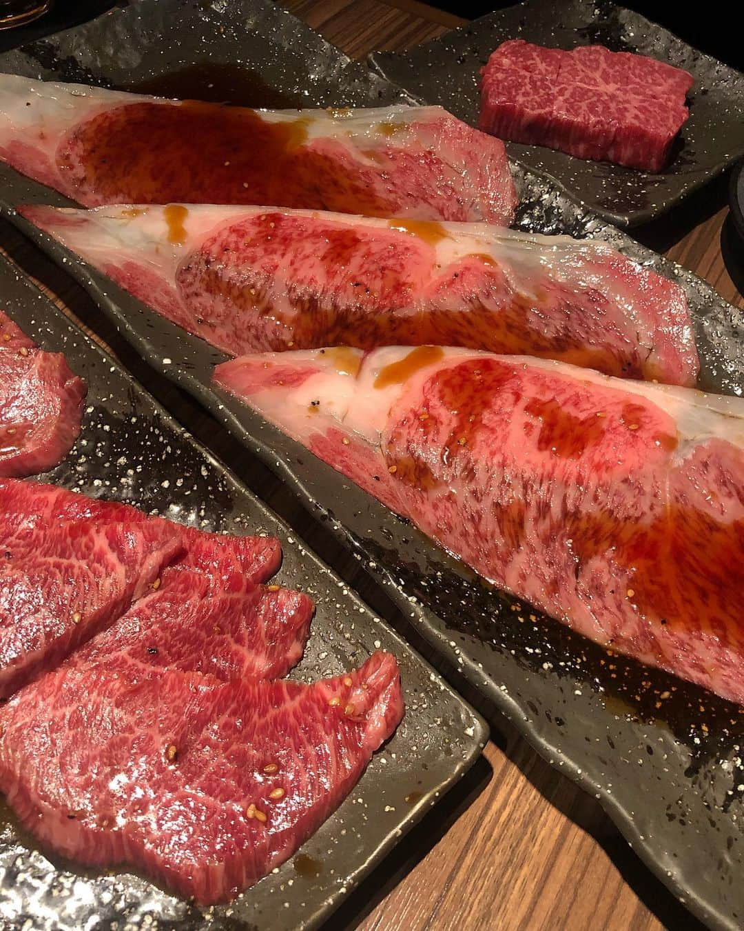 倉園由菜さんのインスタグラム写真 - (倉園由菜Instagram)「.﻿ ﻿ 年末のお肉納め🥩﻿ ﻿ ここのコース赤身が多くて嬉しかった！﻿ ユッケにも大好きなトリュフが乗ってたの♡﻿ ﻿ タンもハラミも肉寿司も﻿ぜんぶ美味しくて 2019年最後の贅沢ディナーでした✨ ﻿ ﻿ ついに年末か🤔﻿ この1年は人生の転機だったなぁ。﻿ 来年はさらに楽しくなりそうだから﻿ 今からワクワクする♡素敵な1年にしよう✨﻿ ﻿ 今年もありがとうございました😊﻿ ﻿ ﻿ #焼肉 #新宿焼肉 #新宿ディナー #東京焼肉﻿ #東京グルメ #焼肉bulls #麻布十番焼肉bulls」12月31日 13時36分 - yuna_kurazono