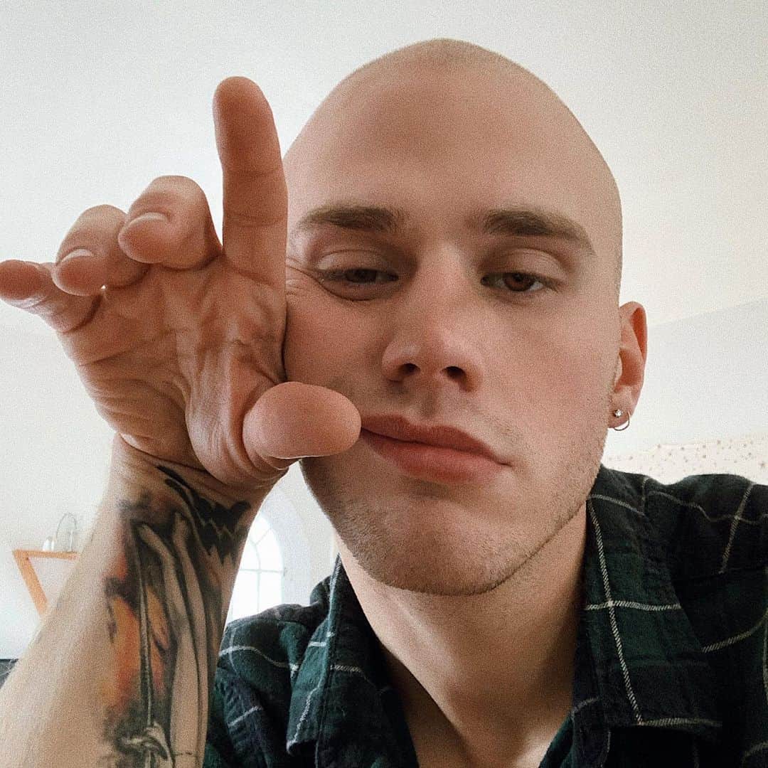 ブランドン・シェイアのインスタグラム：「bye bye 2019, also fuck u」