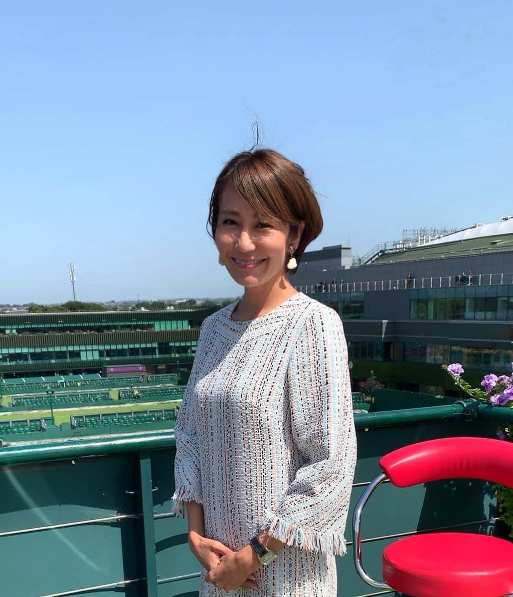 森上亜希子さんのインスタグラム写真 - (森上亜希子Instagram)「2019年も後1日となりました。 今年一年を振り返ると、改めて沢山の方に支えられた一年だったなと思います。  お仕事では、大好きな方達に囲まれて大好きな事をお仕事としてさせて頂いている事に改めて感謝の気持ちでいっぱいです。  プライベートでは、ラグビーワールドカップのお陰で息子のラグビー熱がハンパなく上がった事が心から嬉しかったし、娘は初めてテニスの大会に出場して負けて泣いてを繰り返したものの、次の試合は勝ちたい！という気持ちが芽生えてテニスの楽しさを知ってもらえて嬉しかった。  主人は今年も有難い事に忙し過ぎる日々を過ごさせて頂き、改めてお客様、社員の皆様に感謝の気持ちでいっぱいです。  そして、何より家族全員が大きな病気や怪我をする事なく一年を過ごせた事に感謝です！！ 来年はいよいよ東京オリンピックパラリンピックです！  本当に楽しみな一年になりそうです！ 来年も頂いたお仕事を一つ一つ丁寧に私らしく頑張りたいと思います！  今年一年、皆様本当にありがとうございました！  良いお年をお迎え下さい！！ #2019年総括 #感謝 #出会いに感謝 #幸せ者 #テニス #tennis #mamife #2児のママ #ワーキングママ」12月31日 13時29分 - akiko_morigami