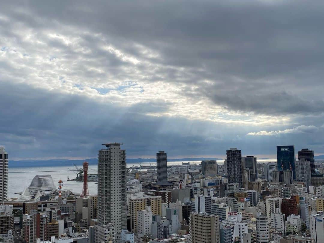 のインスタグラム：「何かが終わってはじまる 雲が切れて ぼくを照らし出す」