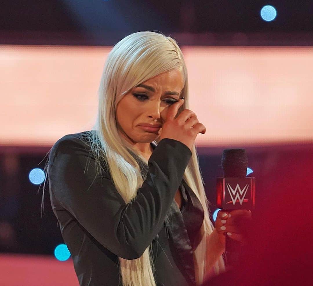 WWEさんのインスタグラム写真 - (WWEInstagram)「Not quite the wedding reception @thelanawwe and @bobbylashley we’re expecting #RAW @rusevig @yaonlylivvonce」12月31日 13時30分 - wwe