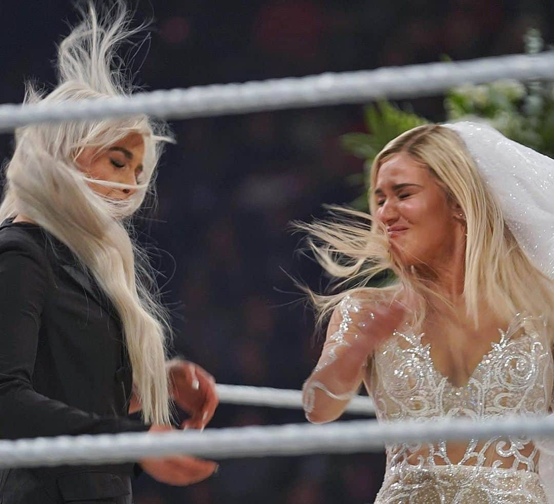 WWEさんのインスタグラム写真 - (WWEInstagram)「Not quite the wedding reception @thelanawwe and @bobbylashley we’re expecting #RAW @rusevig @yaonlylivvonce」12月31日 13時30分 - wwe