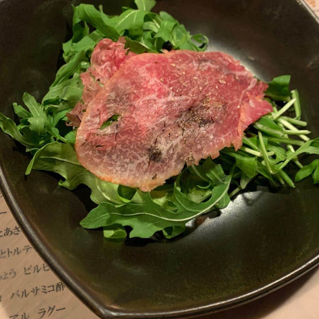satomiさんのインスタグラム写真 - (satomiInstagram)「☺年末最後のdinner投稿☺ * 炭火焼肉なかはらでヘンリーさんと🇮🇹で日本人初のミシュラン一ツ星を獲得した 『Ristorante TOKUYOSHI』オの3日間限定コラボディナー✨🍖🍽🍝✨ * * こんな貴重なコラボに参加できてうれしい☺またロンドンも行きたいな～🇬🇧 . . #炭火焼肉なかはら  #sumibiyakinikunakahara  #リストランテトクヨシ  #ristorantetokuyoshi  #アルテレーゴ #ミシュラン  #予約困難店 #肉食女子 #さとみのグルメ記録 #焼肉 #ロンドン行きたい #グルメ #市ヶ谷グルメ #ヘンリーズバーガー #焼肉食べたい #飯テロ」12月31日 13時37分 - saatoomii47