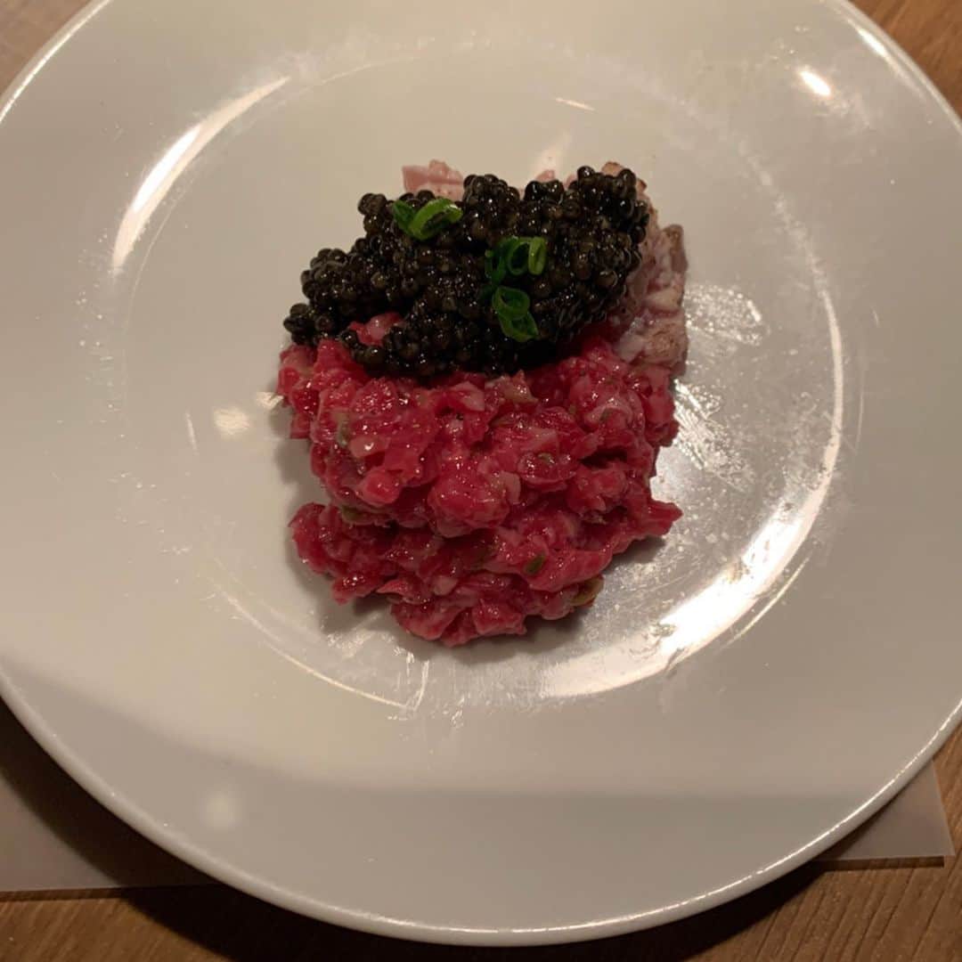 satomiさんのインスタグラム写真 - (satomiInstagram)「☺年末最後のdinner投稿☺ * 炭火焼肉なかはらでヘンリーさんと🇮🇹で日本人初のミシュラン一ツ星を獲得した 『Ristorante TOKUYOSHI』オの3日間限定コラボディナー✨🍖🍽🍝✨ * * こんな貴重なコラボに参加できてうれしい☺またロンドンも行きたいな～🇬🇧 . . #炭火焼肉なかはら  #sumibiyakinikunakahara  #リストランテトクヨシ  #ristorantetokuyoshi  #アルテレーゴ #ミシュラン  #予約困難店 #肉食女子 #さとみのグルメ記録 #焼肉 #ロンドン行きたい #グルメ #市ヶ谷グルメ #ヘンリーズバーガー #焼肉食べたい #飯テロ」12月31日 13時37分 - saatoomii47
