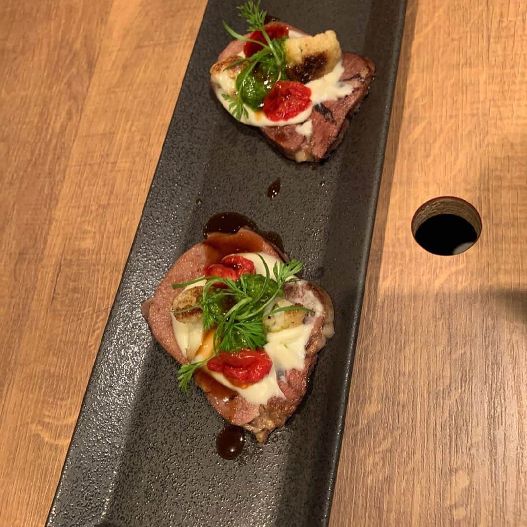 satomiさんのインスタグラム写真 - (satomiInstagram)「☺年末最後のdinner投稿☺ * 炭火焼肉なかはらでヘンリーさんと🇮🇹で日本人初のミシュラン一ツ星を獲得した 『Ristorante TOKUYOSHI』オの3日間限定コラボディナー✨🍖🍽🍝✨ * * こんな貴重なコラボに参加できてうれしい☺またロンドンも行きたいな～🇬🇧 . . #炭火焼肉なかはら  #sumibiyakinikunakahara  #リストランテトクヨシ  #ristorantetokuyoshi  #アルテレーゴ #ミシュラン  #予約困難店 #肉食女子 #さとみのグルメ記録 #焼肉 #ロンドン行きたい #グルメ #市ヶ谷グルメ #ヘンリーズバーガー #焼肉食べたい #飯テロ」12月31日 13時37分 - saatoomii47