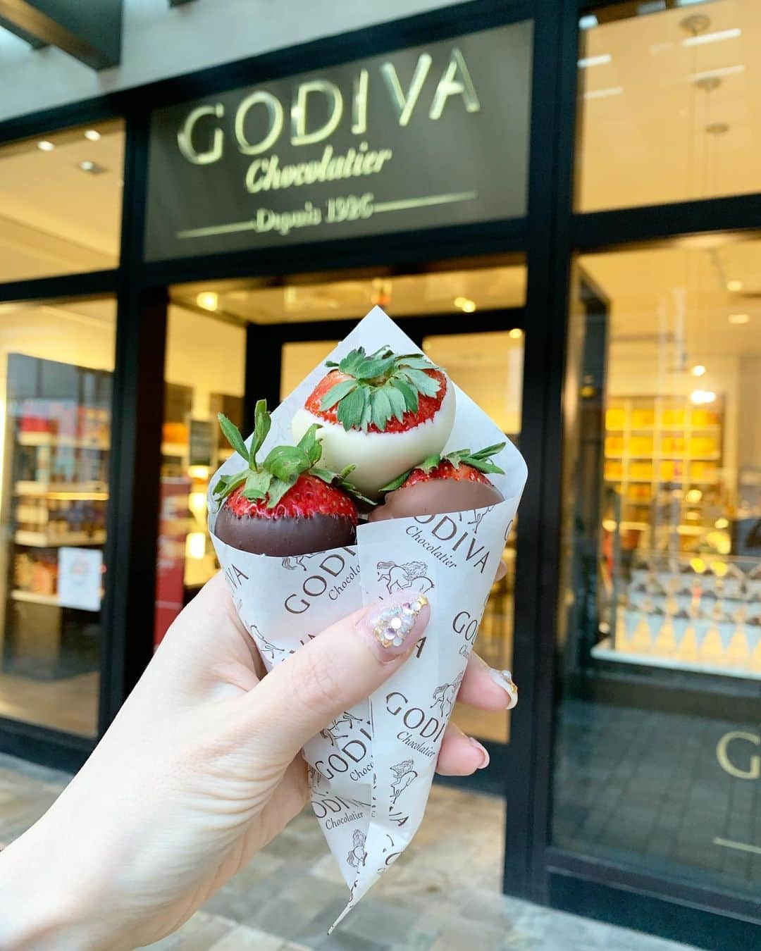 早川愛さんのインスタグラム写真 - (早川愛Instagram)「ここにきたら﻿ ぜったいこれっ🍓🍓🍓﻿ ﻿ ﻿ ﻿ @godiva ﻿ #ゴディバ﻿ @alamoanacenter ﻿ #アラモアナショッピングセンター ﻿ #ハワイ﻿ #ハワイ旅行﻿ #ハワイ旅行2019﻿ #年末年始﻿ #hawaii﻿ ﻿」12月31日 13時39分 - megumegu_1006