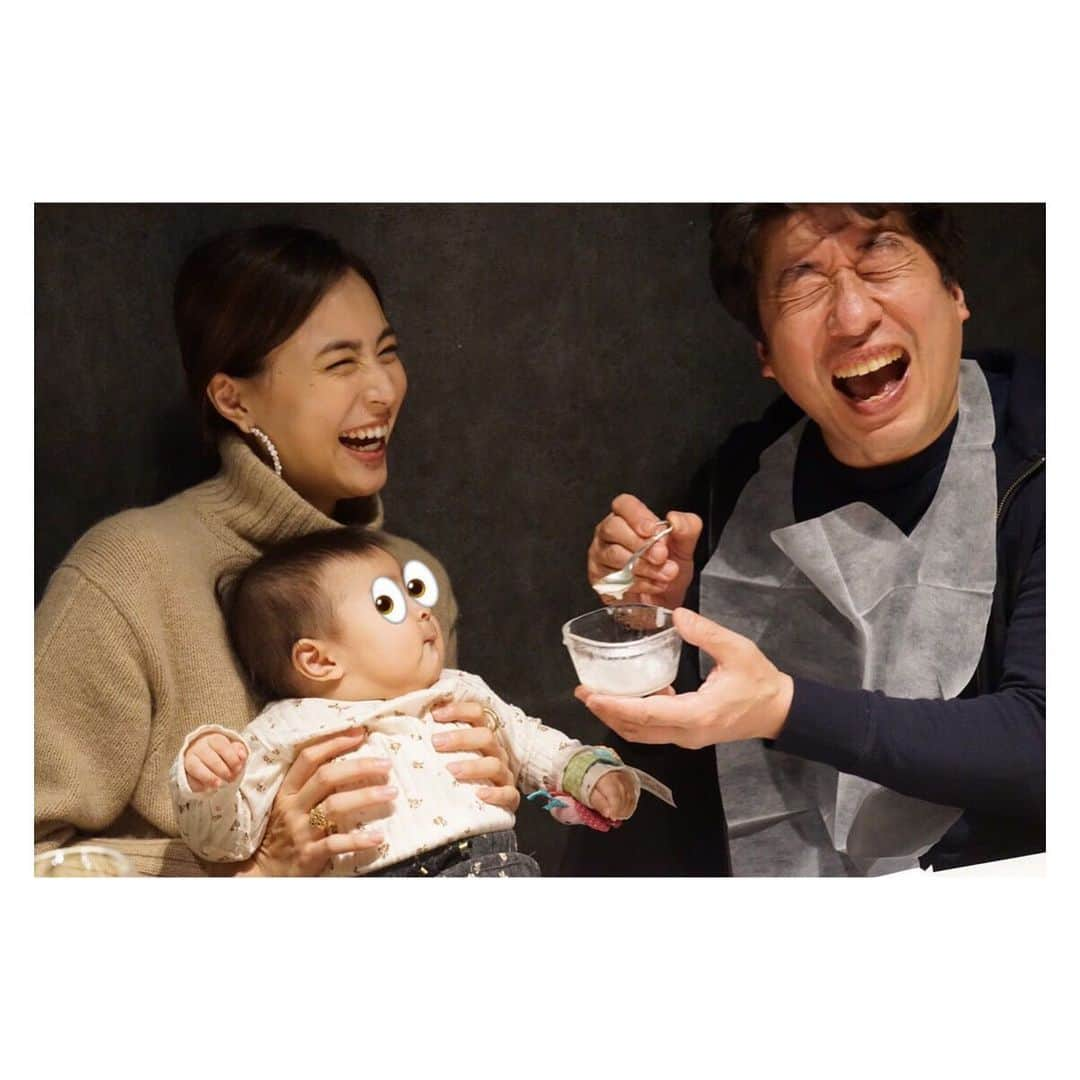 笹川友里さんのインスタグラム写真 - (笹川友里Instagram)「生まれて初めて口にする離乳食。 太田家の食の師匠ジモンさんに パクリさせて頂きました😊 師匠、ありがとうございます！  #離乳食スタート #ジモンさん #ジモン子ジモン孫ジモン #たくさん食べて大きくなろうね #旦那はん写真上手」12月31日 13時45分 - sasagawayuri