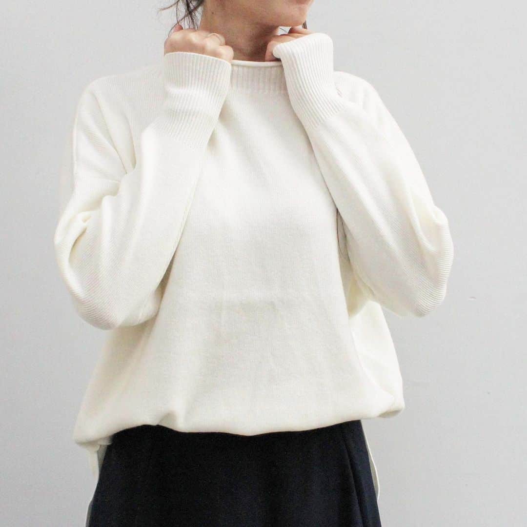 Dessin Dessin official Instagramさんのインスタグラム写真 - (Dessin Dessin official InstagramInstagram)「New Knit﻿ ﻿ 柔らかい編地にゆったりしたシルエットのリラックス感のあるニット。﻿ ﻿ サイドにスリットが入っているのでフロント部分をボトムに入れればニュアンスの着こなしも可能です。﻿ ﻿ ボトムスにはビットがワンポイントのフレアスカートを合わせて上品に。﻿ ﻿ Knit　 F58-17358﻿ Skirt　F58-77011﻿ ﻿ #dessin2019 #19AW #dessin2020 #20ss﻿」12月31日 13時50分 - dessin_official_jp
