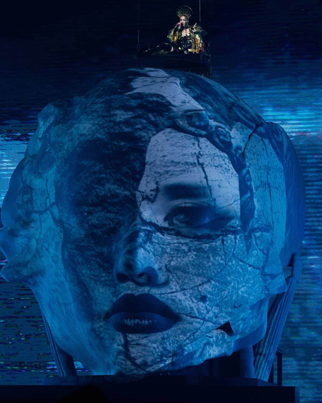 ジョリン・ツァイのインスタグラム：「I want nothing but your head.  #uglyBeautytour」