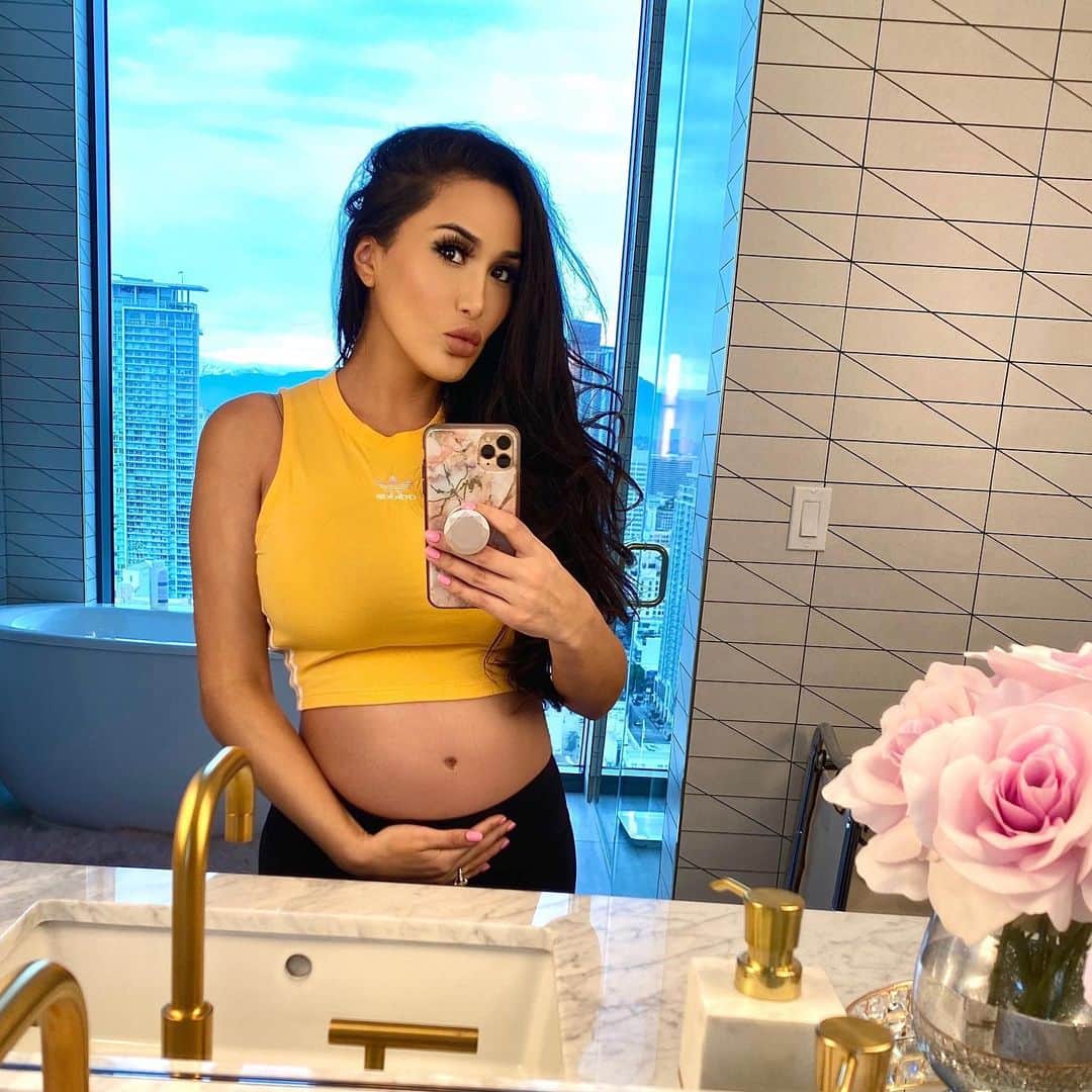 laurag_143のインスタグラム：「21 weeks today 🤰🏻 A little more than half way there until we get to meet our baby girl Ella Rose 👶🏼🌹😁 Now that my appetite is increasing my belly is finally starting to grow. Oh, and I’m starting to feel flutters in my tummy 🥰 🙌🏼 #bestfeelingever ❤️ -  I absolutely love being pregnant and feel so blessed to be, but I’ve never experienced so many different kinds of emotions in my life. Pregnancy is so amazing and yet so scary at the same time. -  I recently got a call from my Dr. that my ultrasound was abnormal & that I have what’s called Marginal umbilical cord Insertion.  This only happens in about 7% of pregnancies. Hearing that statistic made me freak out, so of course I spent the entire day crying and Googling all I could about it. Basically it means that the umbilical cord has inserted into the side of the placenta vs the middle of it, but as long as the baby is receiving a good amount of oxygen and nutrients & we monitor this closely things should be okay 🙏🏼❤️ -  The reason I’m sharing this with you guys is not for sympathy, but to help others out there who may be experiencing the same thing.  Also, I may be saying this because I’m feeling extra emotional today, but please remember to be kind.  You never know the struggles someone is going through.  Since showing my belly and discussing my pregnancy, I’ve gotten a few mean comments about my body and journey.  It’s perfectly okay to have opinions on pregnancy but before shaming a pregnant woman for being too small or too big, or whatever the case is, please remember that everyone’s journey is different. It’s hard enough being pregnant but it’s even harder going through the extra stress of judgement. -  I really have tried to share as much as my journey with my ka-uties as possible to create an outlet where we can all learn and teach one another. I’ve learned so much while being pregnant from moms out there who have shared their  journey with me & I’m so thankful 🙏🏼❤️ I love and appreciate you guys so much. Thank you for taking the time to listen 😘」