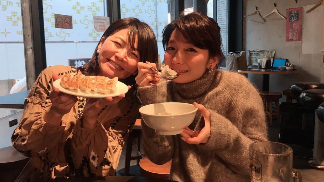 のインスタグラム：「年の瀬は同じ事務所の神谷文乃ちゃんと大好きな餃子で締めました🥰🥟 あやちゃんとは運命的な出会いで仲良くなり（←発言が重い笑 同い年なのに頼れる姉御。 いつも感謝感謝。 さて、今年を振り返ると試練の1年でした。もう繰り返したくない1年、、そういえば後厄でした😱 さらに私生活や過去を全国の皆さんに晒しまくり、お見苦しい所をお見せしたかと🙏 川村美保と検索すると、借金、ゴミしか出てこない爆笑 あれじゃあ絶対結婚できないと言われてるので、 事務所の許可もおりたので来年は顔と素性を明かして婚活します（何の話🤣 とまぁ色々ありましたが、来年も明るく楽しく笑っていられたらなと😊 2019年ありがとうございました！！また来年も宜しくお願いします✨ #年の瀬#2019#大晦日#2019年もお世話になりました#来年も沢山笑いましょう#川村美保#ホリプロ#2020年実りある年になりますように」