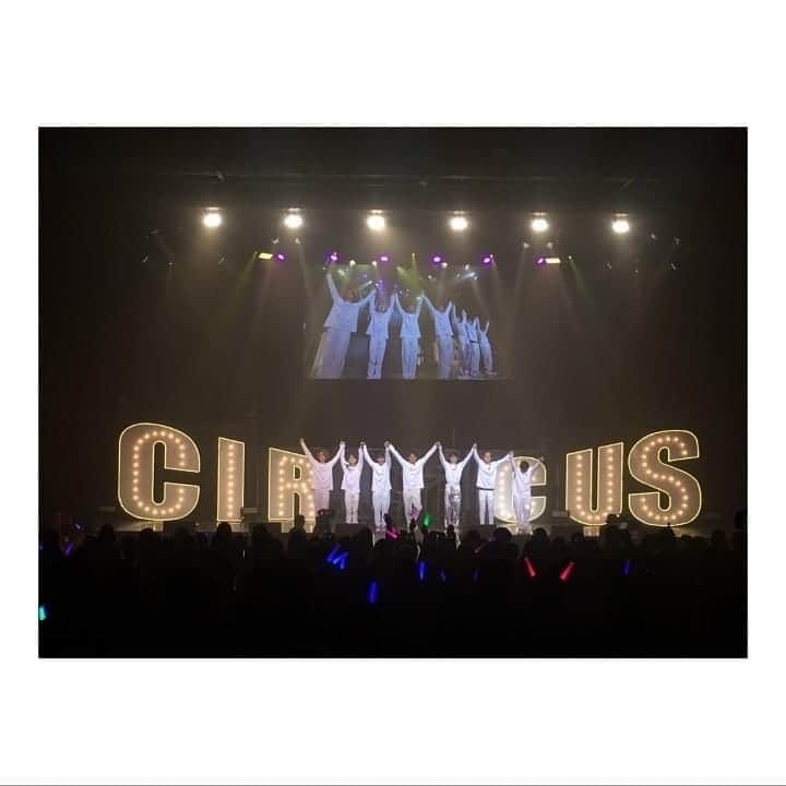 森崎ウィンのインスタグラム：「遅くなりました。 12/29 #PRIZMAX  ライブ、無事終了しました。 来てくれたホリック ニコ生見てくれたホリック 気持ちを飛ばしてくれたホリック 僕らを愛してくれる全てのホリック ありがとうございました。 最高に楽しいライブだった。本当に。 もっと歌いたいな。俺、歌い続ける。 そんな思いがライブ中、ずっと脳内を駆け巡ってました。 よし、今日は2019最後の日。僕はお休み頂いたので ちょっと遠出します(^o^) うふふ #森崎ウィン  #winmorisaki  #ゆうちゃん  #本当お疲れ様 #寂しくなるな  #次は夢の中でデートだな」