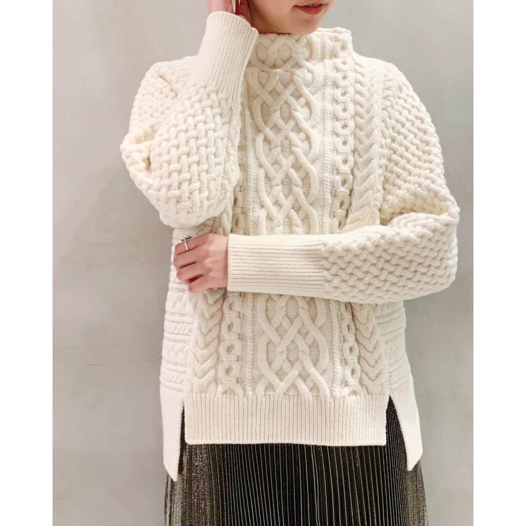 IÉNA LA BOUCLEさんのインスタグラム写真 - (IÉNA LA BOUCLEInstagram)「Recommended ﻿ ﻿ ﻿ ﻿ "white color knit"﻿ ﻿ ﻿ ﻿ 冬の優しい光に映える白ニット❄️﻿ 沈みがちなカラートーンを﻿ 優しい白い色味が明るくしてくれます。﻿ ﻿ LA BOUCLEの豊富なデザイン白ニットの﻿ ライナップをご紹介します✨﻿ ﻿ ﻿ ﻿ ------------------------﻿ ﻿ ﻿ 2.3枚目﻿ ﻿ カシミアスーパーファインメリノ﻿ リブタートルワンピース﻿ 【iena la boucle】﻿ ¥24,000+tax﻿ 19080914706230﻿ ﻿ ﻿ 4.5枚目﻿ ﻿ アランワイドスリーブ プルオーバー﻿ 【iena la boucle】﻿ ¥32,000+tax﻿ 19080914723030﻿ ﻿ ﻿ 6.7枚目﻿ ﻿ ウールシャギープルオーバー﻿ 【iena la boucle】﻿ ¥28,000+tax﻿ 19080914142040﻿ ﻿ ﻿ ﻿ ﻿ ﻿ ﻿ ﻿ ﻿ ﻿ ﻿ ﻿ #iena_la_boucle﻿ #laboucle #iena﻿ #boucle_19aw」12月31日 14時14分 - iena.la.boucle.store