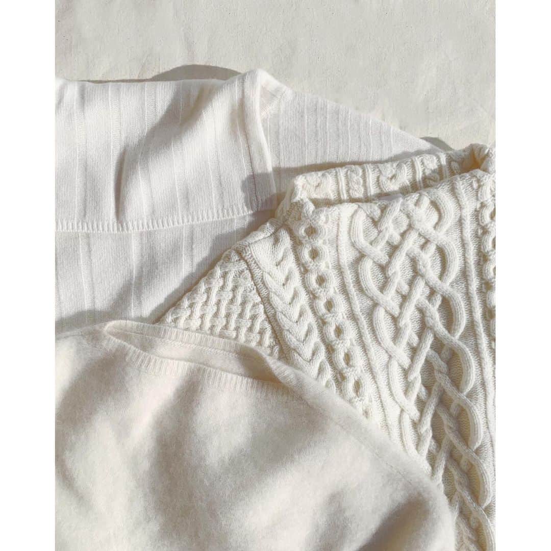 IÉNA LA BOUCLEさんのインスタグラム写真 - (IÉNA LA BOUCLEInstagram)「Recommended ﻿ ﻿ ﻿ ﻿ "white color knit"﻿ ﻿ ﻿ ﻿ 冬の優しい光に映える白ニット❄️﻿ 沈みがちなカラートーンを﻿ 優しい白い色味が明るくしてくれます。﻿ ﻿ LA BOUCLEの豊富なデザイン白ニットの﻿ ライナップをご紹介します✨﻿ ﻿ ﻿ ﻿ ------------------------﻿ ﻿ ﻿ 2.3枚目﻿ ﻿ カシミアスーパーファインメリノ﻿ リブタートルワンピース﻿ 【iena la boucle】﻿ ¥24,000+tax﻿ 19080914706230﻿ ﻿ ﻿ 4.5枚目﻿ ﻿ アランワイドスリーブ プルオーバー﻿ 【iena la boucle】﻿ ¥32,000+tax﻿ 19080914723030﻿ ﻿ ﻿ 6.7枚目﻿ ﻿ ウールシャギープルオーバー﻿ 【iena la boucle】﻿ ¥28,000+tax﻿ 19080914142040﻿ ﻿ ﻿ ﻿ ﻿ ﻿ ﻿ ﻿ ﻿ ﻿ ﻿ ﻿ #iena_la_boucle﻿ #laboucle #iena﻿ #boucle_19aw」12月31日 14時14分 - iena.la.boucle.store