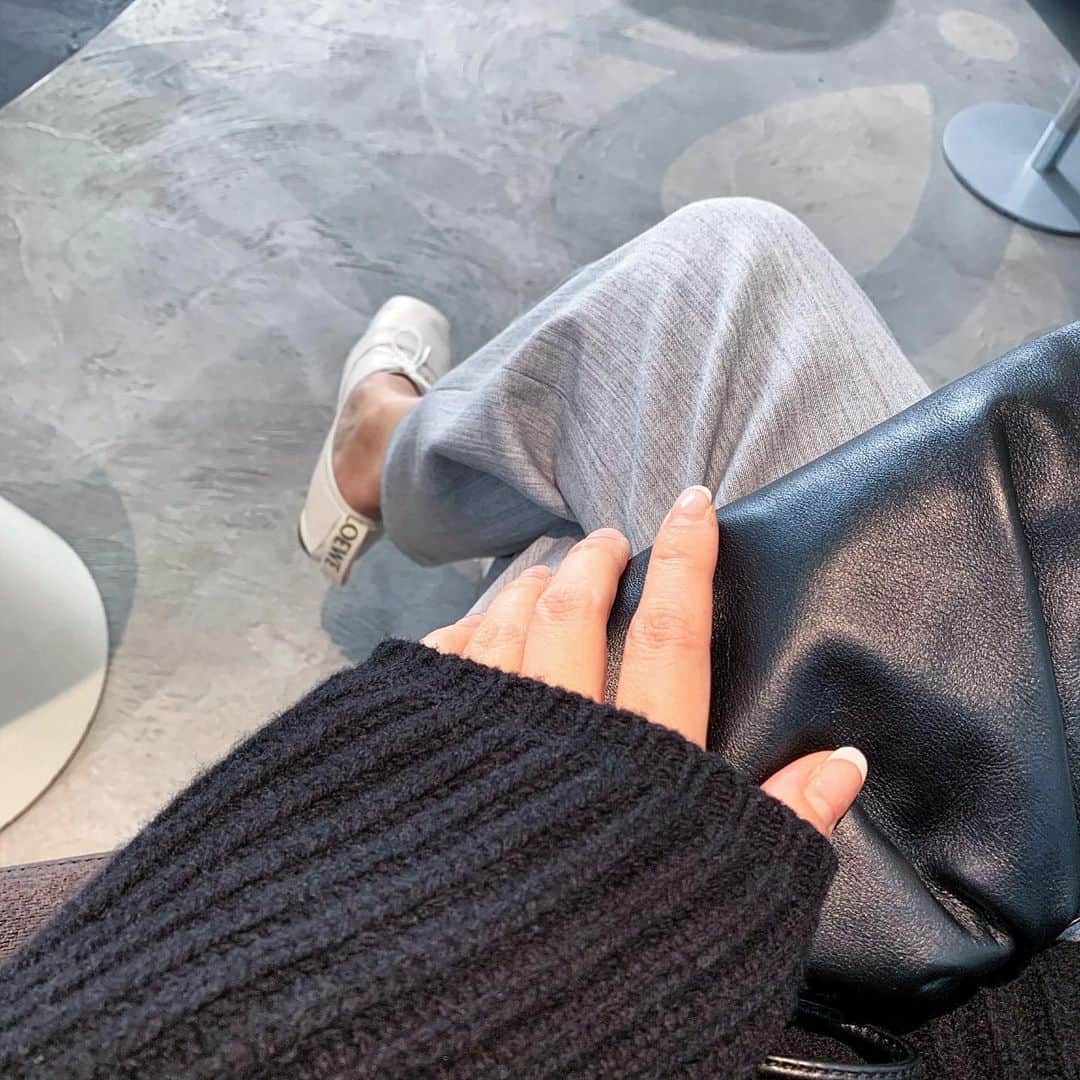 aki_closetのインスタグラム：「. 2019年最後の日はまさかの美容室💇‍♀️ . 急な1人時間で幸せ時間‥ . 好きな服と靴と鞄でお出かけできるだけ贅沢♡ . . 今年も更新少なめでしたが まさかの再会がいくつかあり幸せな年でした♡ . 良いお年をお迎えください◟̆◞̆ . . #kuumfashion @nicoco121  #acnestudios  #bottegaveneta #newbottega  #loewe」