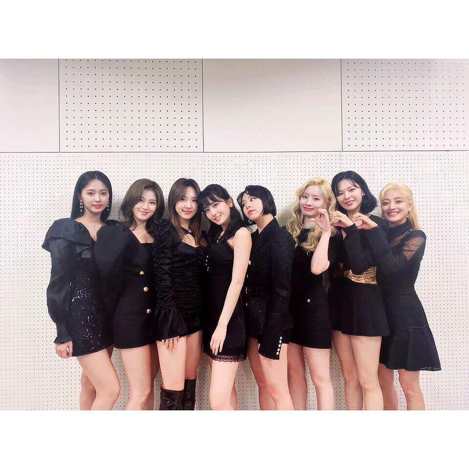 TWICE JAPANさんのインスタグラム写真 - (TWICE JAPANInstagram)「‪「第70回NHK紅白歌合戦」スタート！いつも応援してくださる皆さんのおかげで3年連続、紅白に出場させて頂くことになりました！今年のステージは皆さんと楽しめるダンスメドレーとなりますのでパフォーマンスもぜひ楽しみにしていてください🤟‬ #TWICE #NHK紅白」12月31日 20時01分 - jypetwice_japan