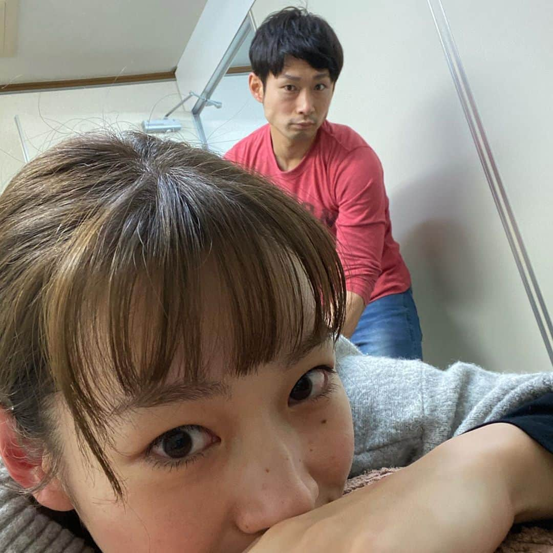 酒井瞳さんのインスタグラム写真 - (酒井瞳Instagram)「今年も一年ありがとうございました(^-^) 2019年は30歳になり宮崎での番組も始まり、事務所も変わり変化とスタートの年でした。そして元日からは地元宮崎で生放送です！素敵なスタート！明日楽しみすぎる！ 最後のメンテナンスで兄のジムに行き、小顔矯正してもらい右が施術後。目が大きくなったし、シュッとして大満足！笑 電気を流して筋肉を刺激してリフトアップ動画。顔の筋肉動きすぎて笑ってしまうww 大晦日に私のありのままを記載しました。笑 ではみなさまも素敵な大晦日をお過ごし下さい♪ #宮崎 #日南 #大晦日 #2019 #小顔矯正 #リフトアップ #宮崎県 #美容 #よいお年を」12月31日 20時00分 - s.sakaihitomi