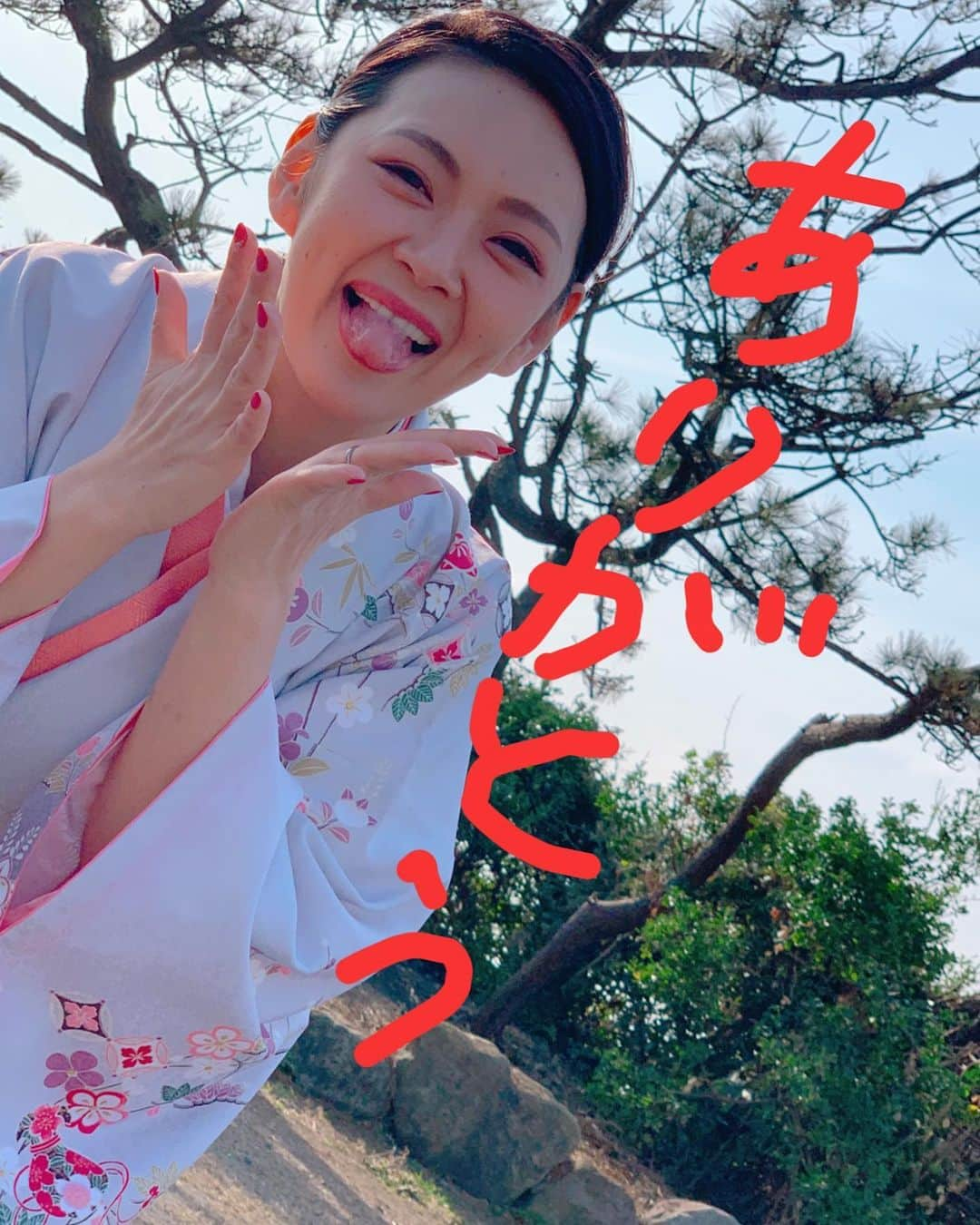 みかんさんのインスタグラム写真 - (みかんInstagram)「皆さん今年もお疲れ様でした✨ そしていつも私の事を応援してくださりありがとうございます🍊 今年は10月に娘も産まれ公私ともにすごく充実した日を送ってきました🥰 来年は更に賑やかになりますが、これからも仕事と家庭の両立を頑張っていきます❣️皆さんに嫌われないよう(笑) マイペースに頑張っていくのでこれからもよろしくね〜✨ 皆さんも風邪ひかないように楽しい年末年始を🥰 #大晦日 #今年もありがとう #とても充実してました #10月長女出産」12月31日 20時00分 - mikan02241984