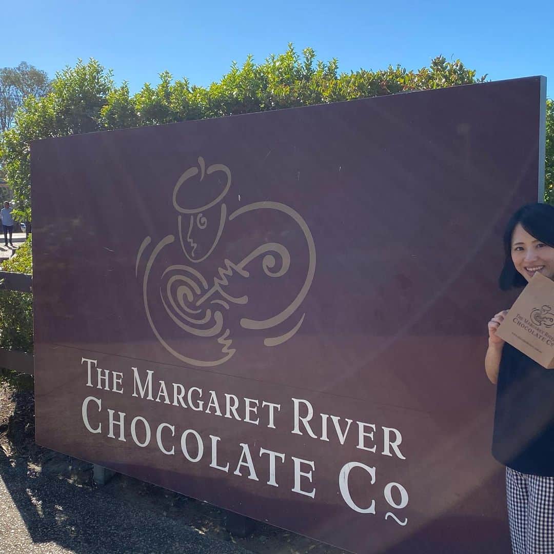 大西蘭のインスタグラム：「・ マーガレットリバーチョコレートカンパニー🍫 ・ お店の中はチョコレートがいっぱい🍫🍫🍫 ・ 大きなボウルに山盛りの3種類のチョコレート（ホワイト、ビター、ミルク）を試食できます🍫 ・ チョコレート試食して、チョコレートジェラート食べて、トリュフを購入🍫 ・ トリュフはいろんな種類があって、どれも気になりました😍 ・ ・ #margaretriverchocolatefactory #margaretriverchocolatecompany #パース観光 #パース旅行 #マーガレットリバーチョコレート #スワンバレーワイナリー #スワンバレーチョコレート」
