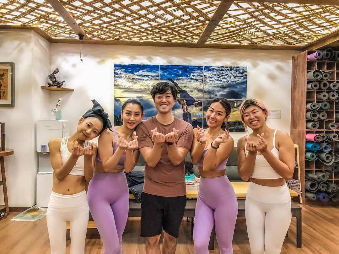 のインスタグラム：「アンニョン帰国しました〜✈️ . . はじめてのスアヨガメンバーでの韓国ヨガ🇰🇷&女子旅❤︎ 四日間四六時中ずーと一緒にいたのもはじめてみんなの色んな一面が見れてホンマに 笑いすぎて笑いすぎて🤣 腹筋崩壊な旅。  この1年を振り返って 本当にsurYOGAに通ってくださった皆様、及びみんなを支えてくださっている関係者の皆様、 この場を借りて本当に1年ありがとうございました。  surYOGAを設立するときに絶対にこのメンバーでやりたいと初めから決めていた。  本当にこのメンバーでよかったと、このメンバーだから沢山の事が出来本当にありがとうございました。  まだ1年足らずのスタジオですが、沢山の生徒様に通っていただきました。 surYOGAを愛していただき本当にありがとうございました！  今回は1年の締めくくりにヨガ旅🧘‍♀️ 改めてこの旅を通してみんながsurYOGAの看板としていてくれてるのを心の底から幸せに思うほどにみんなのことがとってもとっても大切だと改めて実感しています🤲 仲間に何かあれば全力で私は守り通すと心に誓っています。 みんなの事が本当に本当に大好き❤︎ 後もう1人 @masha.mika  も１つ１つのクラスに対してとても丁寧に指導してくれる素晴らしい先生です😌✨ ミカ先生👩‍🏫 来年は一緒にいこーね❤︎ . . こちらの写真は韓国ではエリート中のエリートであろう @taoyogakorea  にお邪魔しましたが、全員ヨ・ドング先生にロックオンされ全てが崩壊しました🤣  @yeo_dong_gu  ありがとうございました😊  来年もスアヨガ共にHITOMIをどうぞよろしくお願い申し上げます🤲  良いお年をお迎えください🎍  #年末#韓国#ソウルヨガ#女子旅#ヨガジョ#ヨガ#ヨガ好き#社員旅行#大好きな人 #仲間#yoga#seoul #seoulyoga#yogalove#yogateacher #yogatravel #yogalife #yogawear #hitomi#hiroshimajapan #2019#2020#年女」